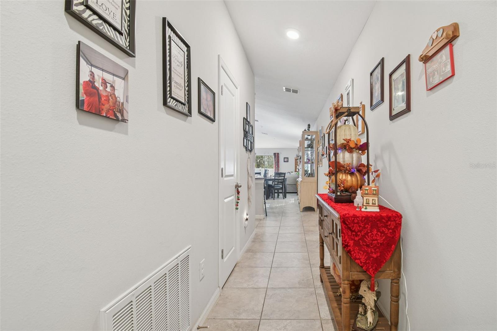 Listing photo id 2 for 10248 Carloway Hills Drive