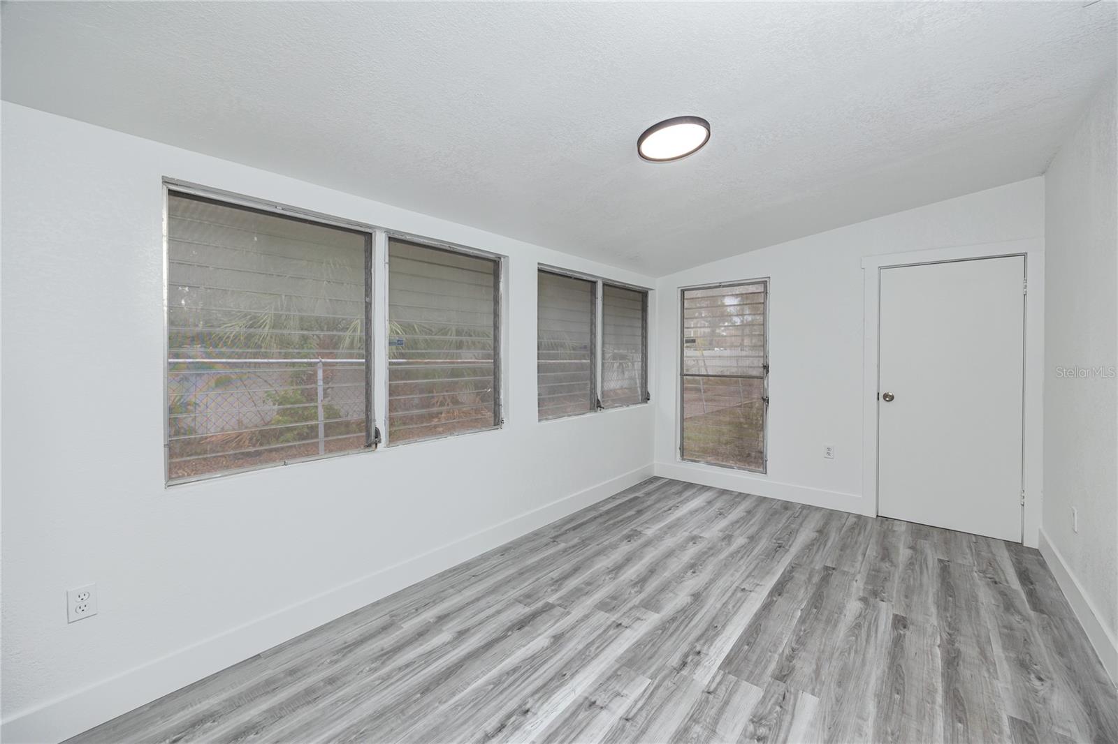 Image 17 of 37 For 418 39th Avenue N