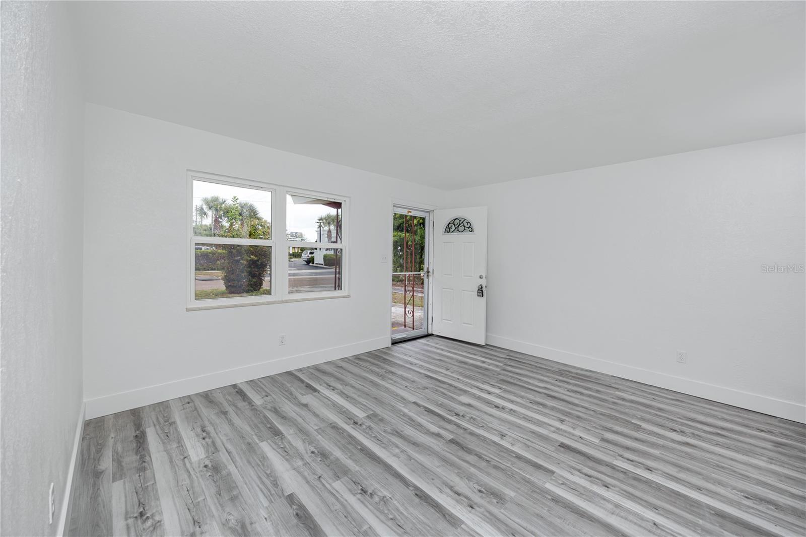 Image 5 of 37 For 418 39th Avenue N