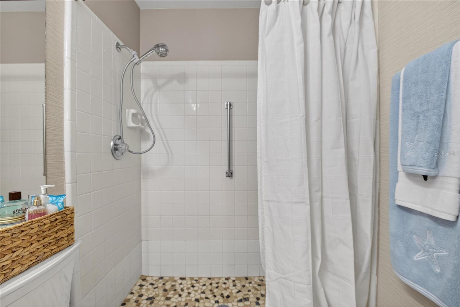 Image 17 of 53 For 2001 Hartlebury Way 432