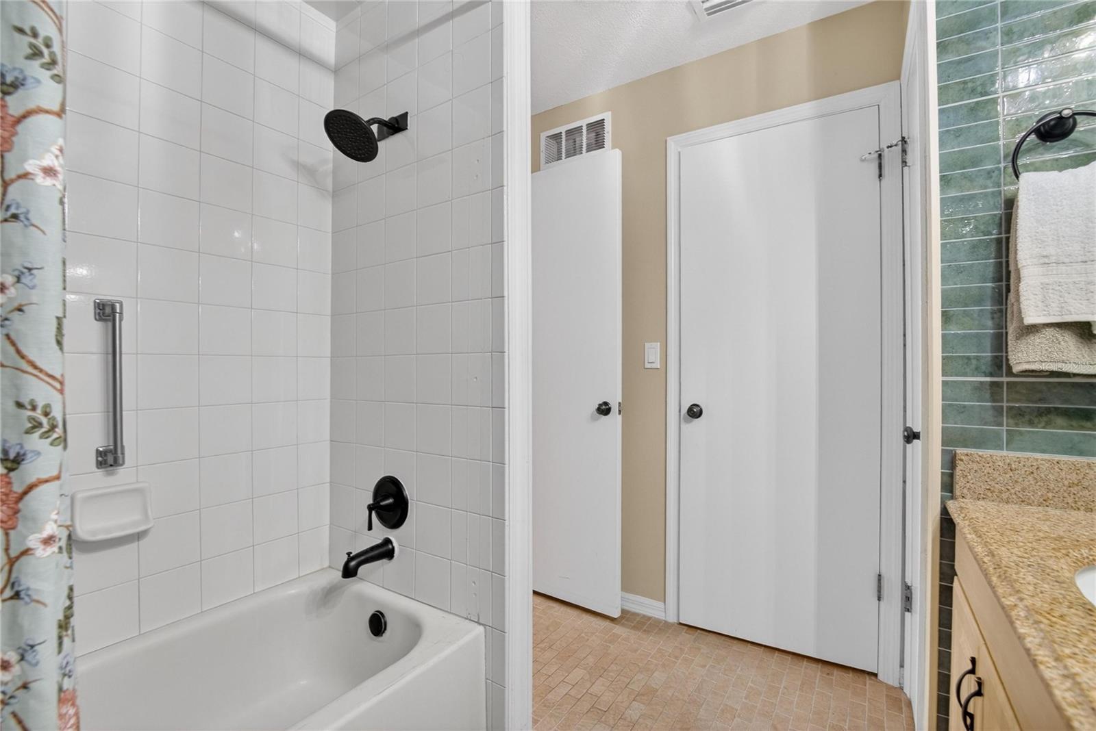 Image 33 of 53 For 2001 Hartlebury Way 432