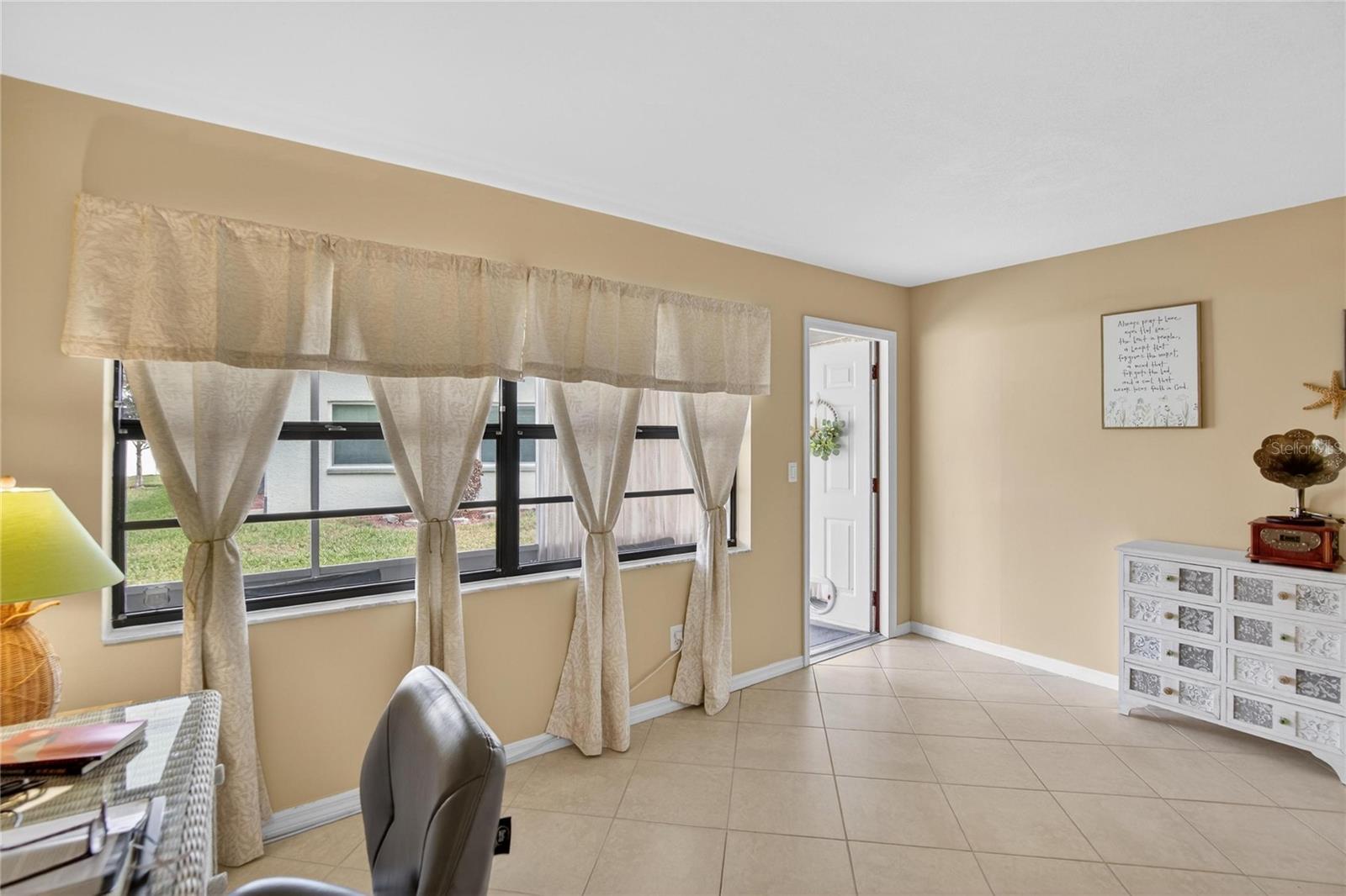 Image 36 of 53 For 2001 Hartlebury Way 432