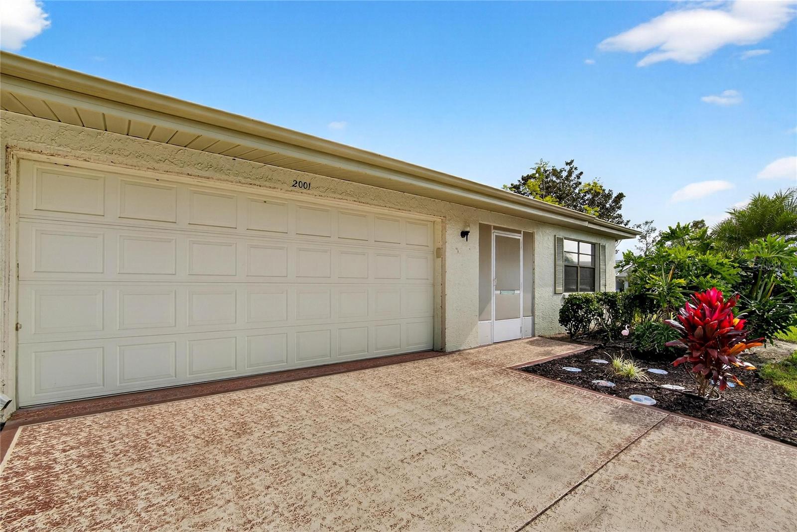 Image 5 of 53 For 2001 Hartlebury Way 432