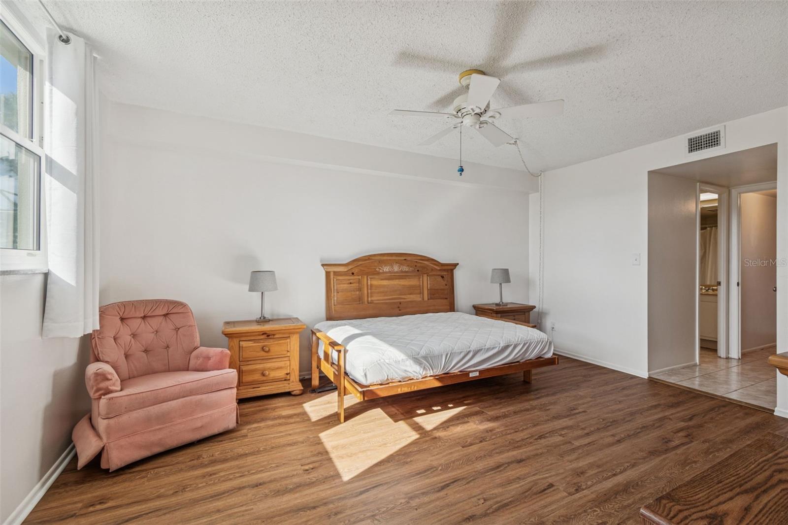 Image 19 of 51 For 4885 1st Street Ne 203