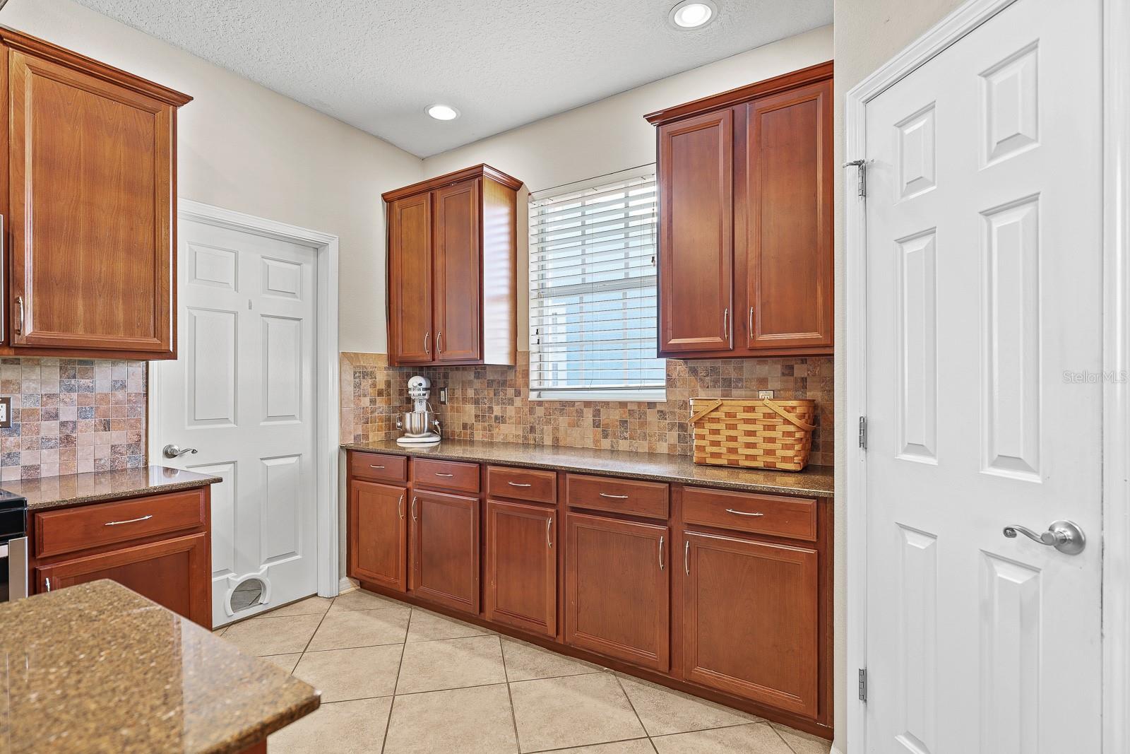 Image 18 of 54 For 5922 Palmettoside Street