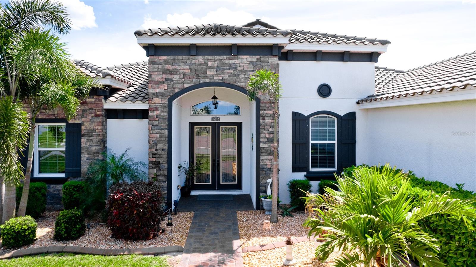 Image 3 of 50 For 16612 5th Avenue E