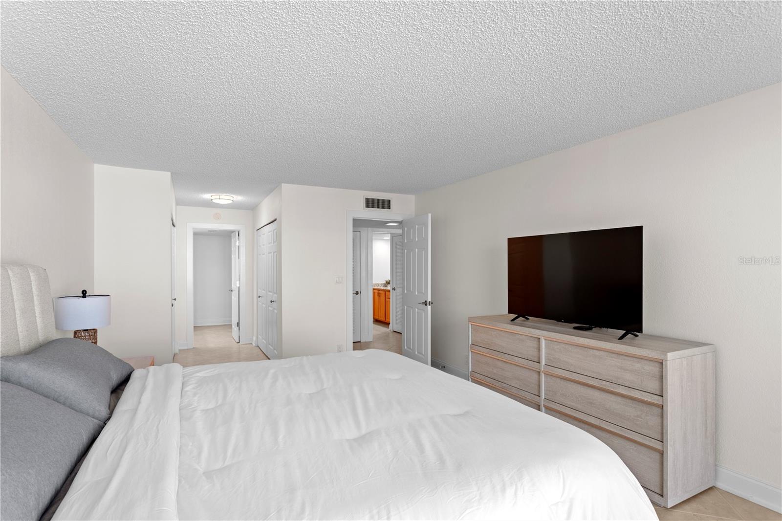 Image 26 of 41 For 1430 Gulf Boulevard 610