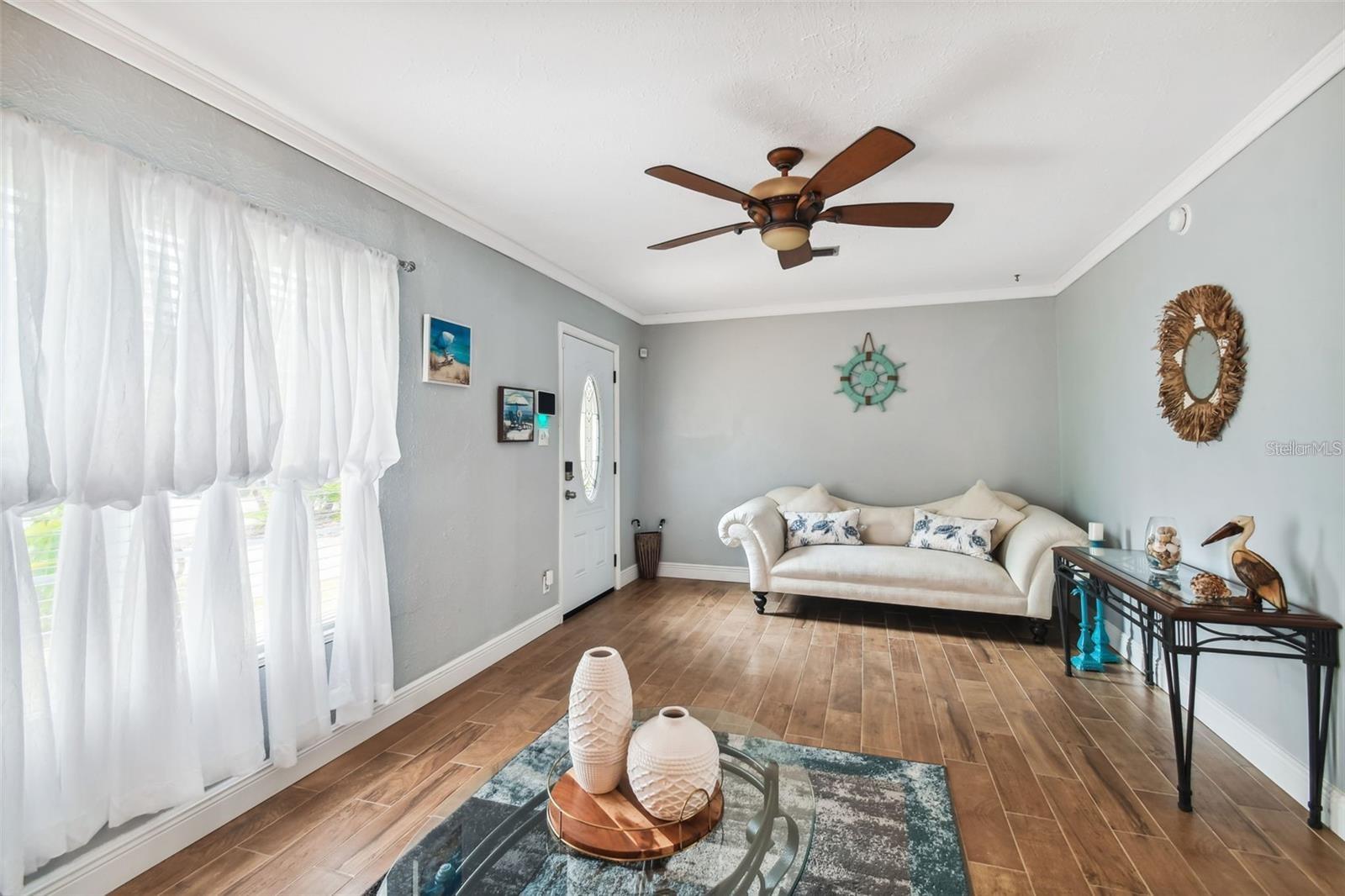 Image 4 of 52 For 3915 Ridge Avenue