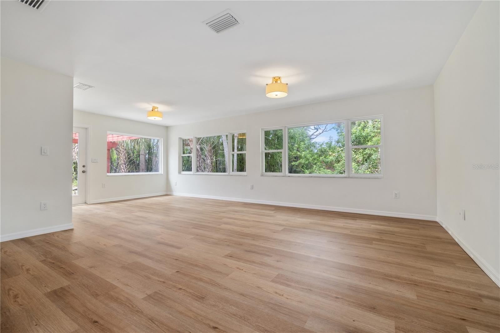 Image 4 of 26 For 8916 Memorial Highway