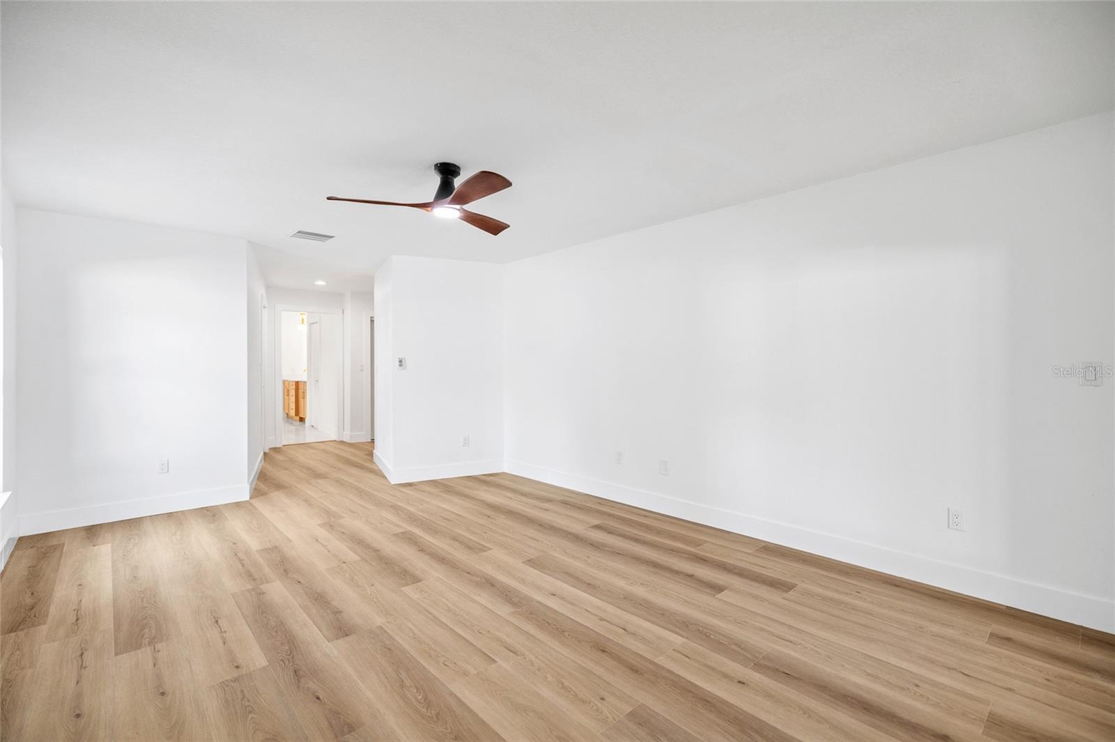 Image 26 of 71 For 17917 Clear Lake Drive