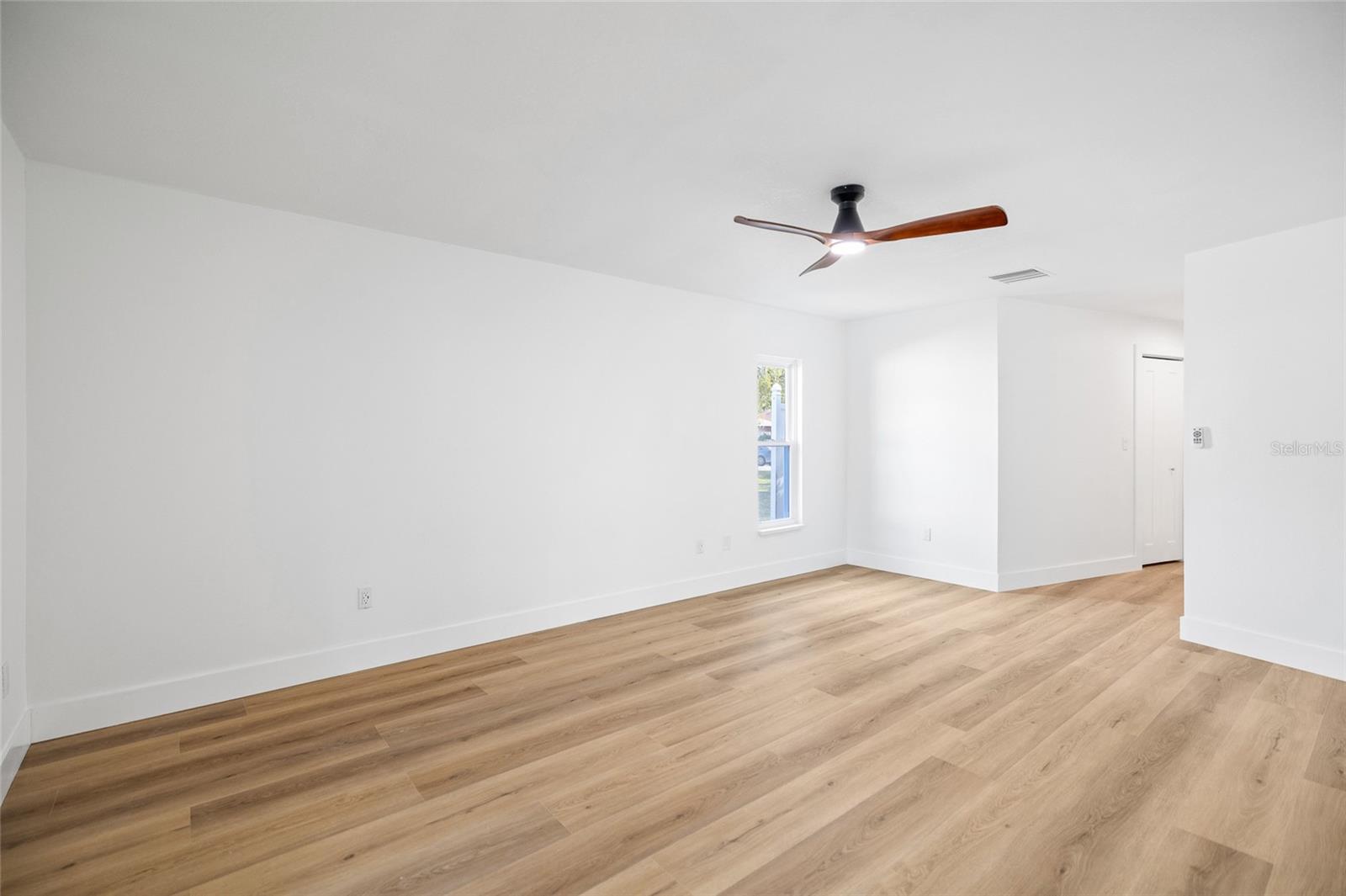 Image 27 of 71 For 17917 Clear Lake Drive