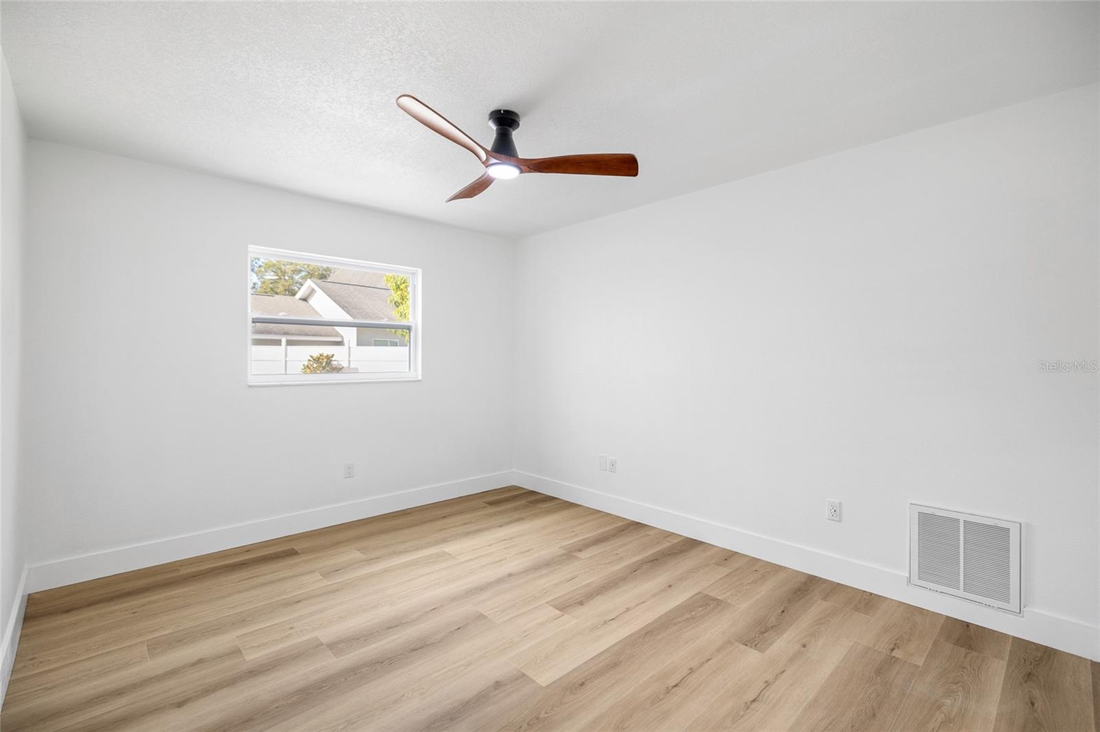 Image 39 of 71 For 17917 Clear Lake Drive