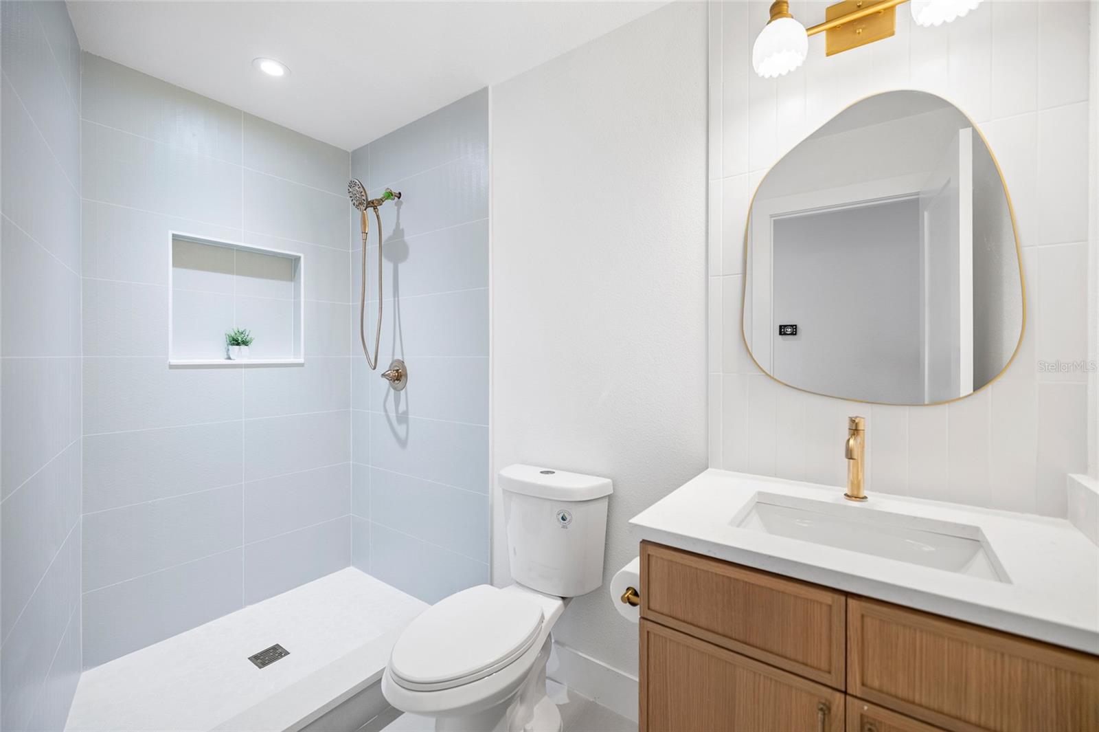 Image 41 of 71 For 17917 Clear Lake Drive