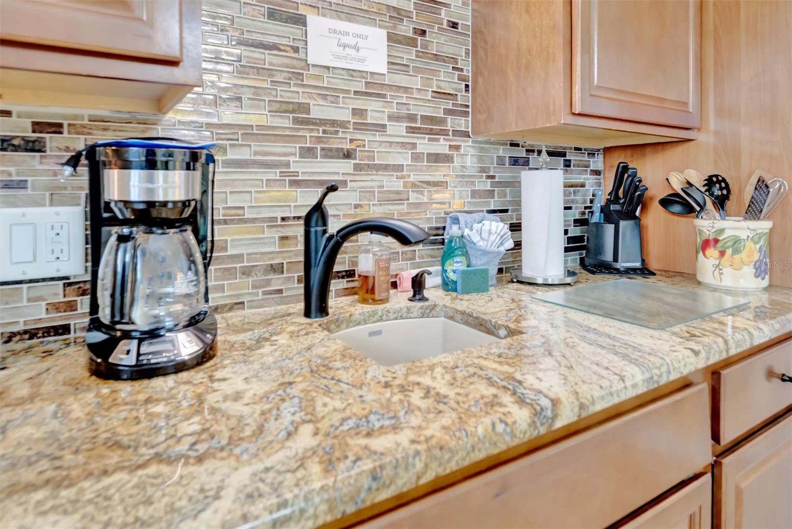 Image 14 of 52 For 673 Bay Esplanade  204