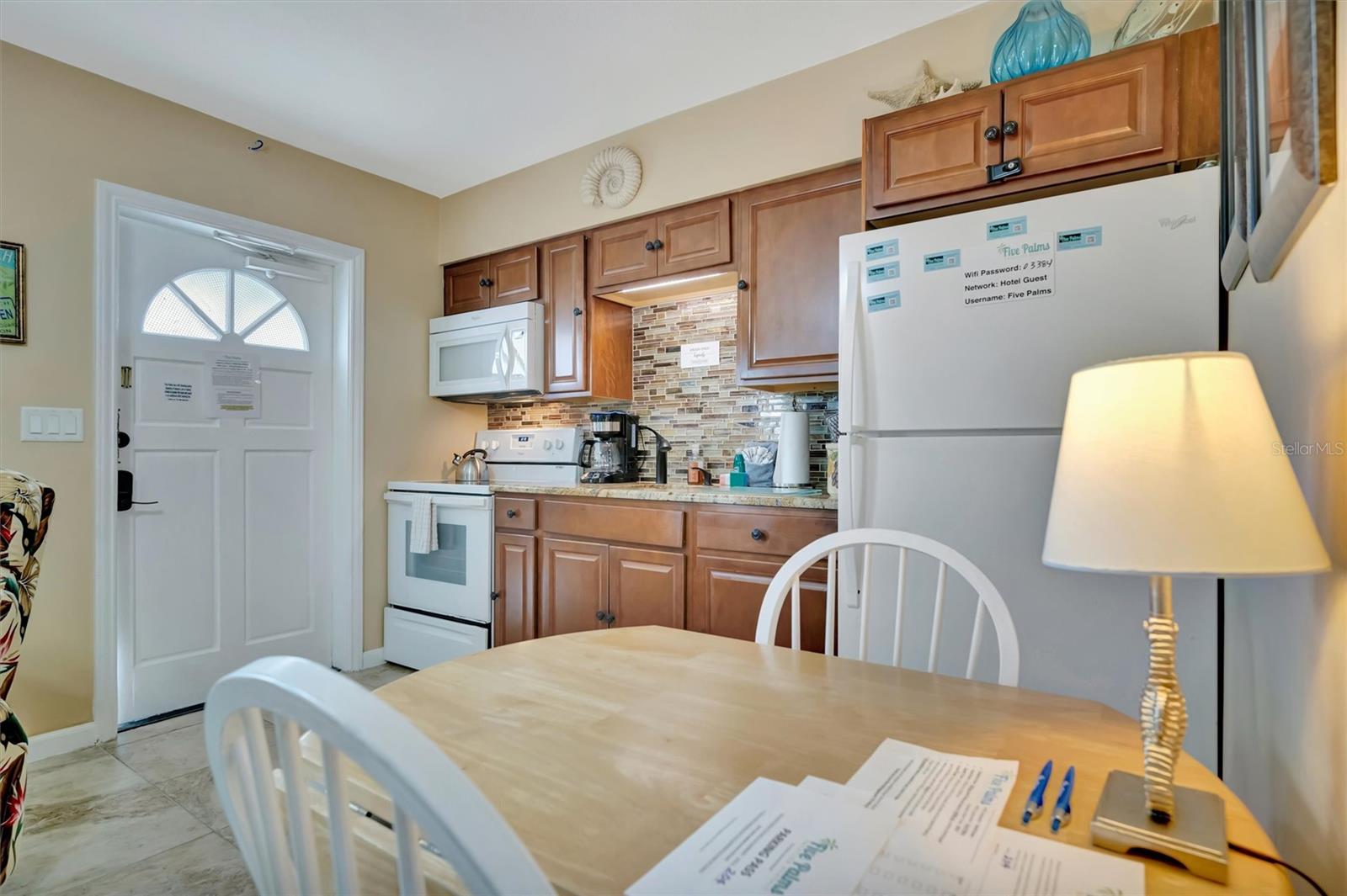 Image 17 of 52 For 673 Bay Esplanade  204