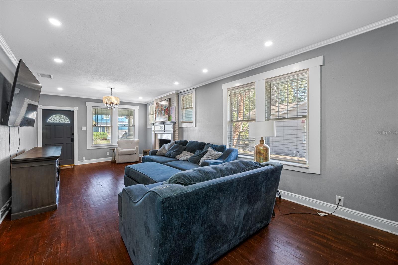 Image 13 of 60 For 304 Henry Avenue