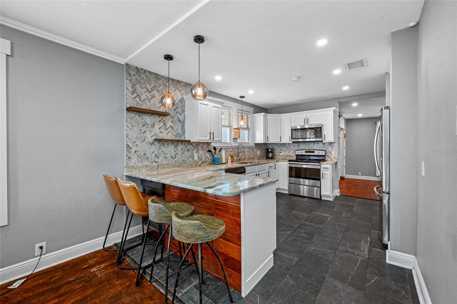 Image 15 of 60 For 304 Henry Avenue