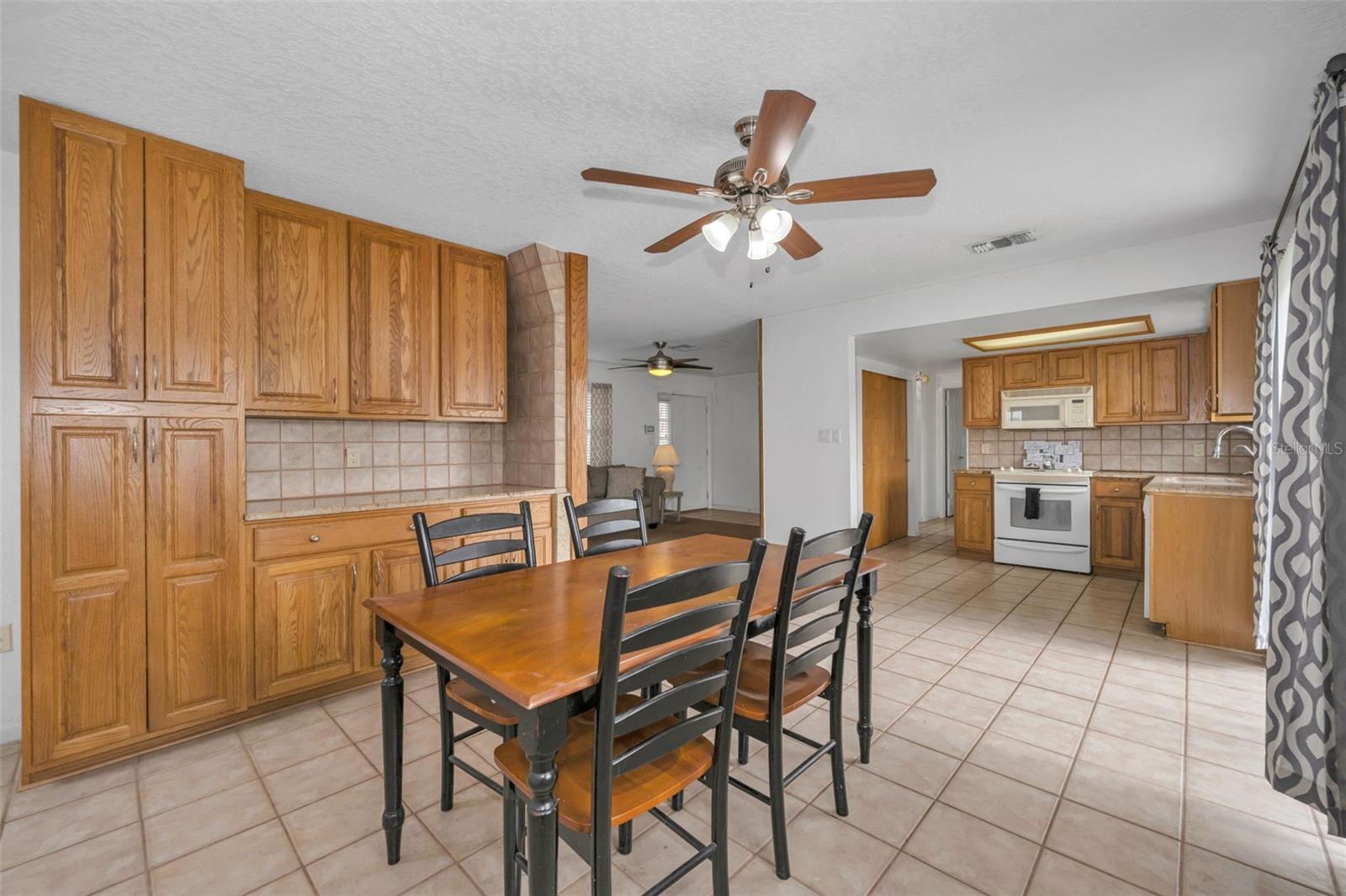 Listing photo id 9 for 8226 Penwood Drive