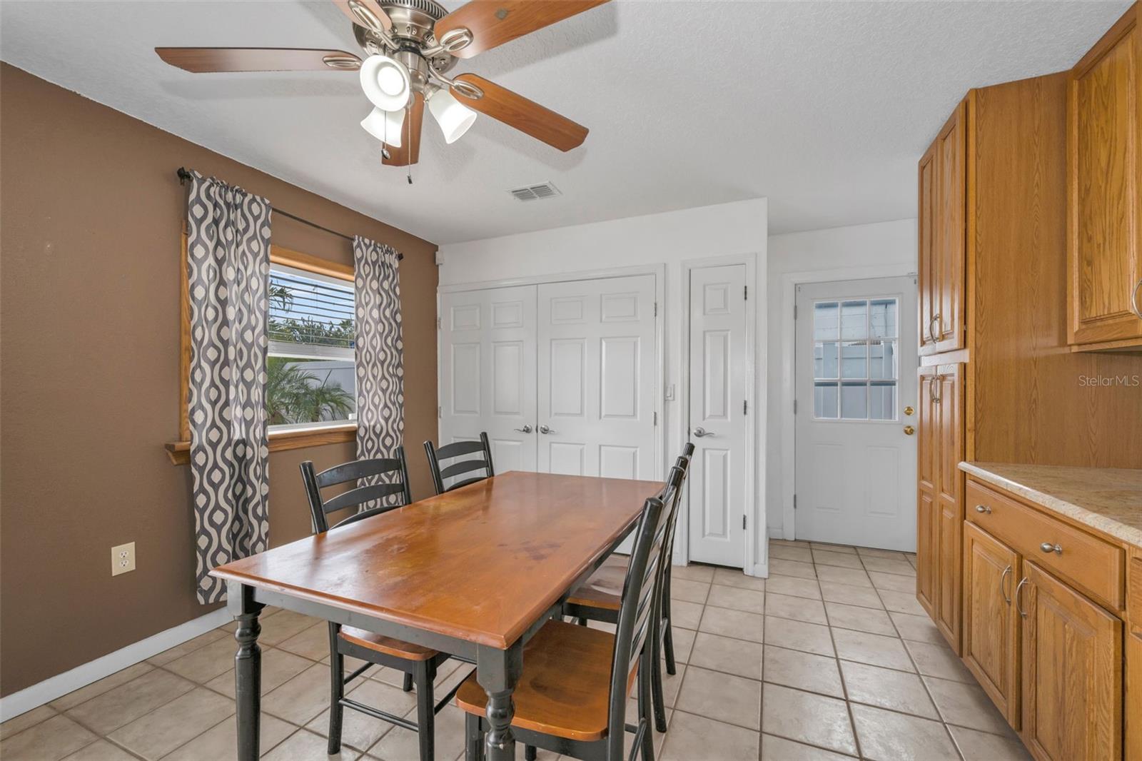 Listing photo id 10 for 8226 Penwood Drive