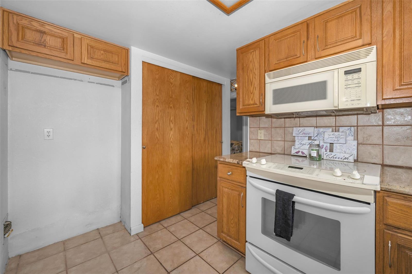 Listing photo id 11 for 8226 Penwood Drive