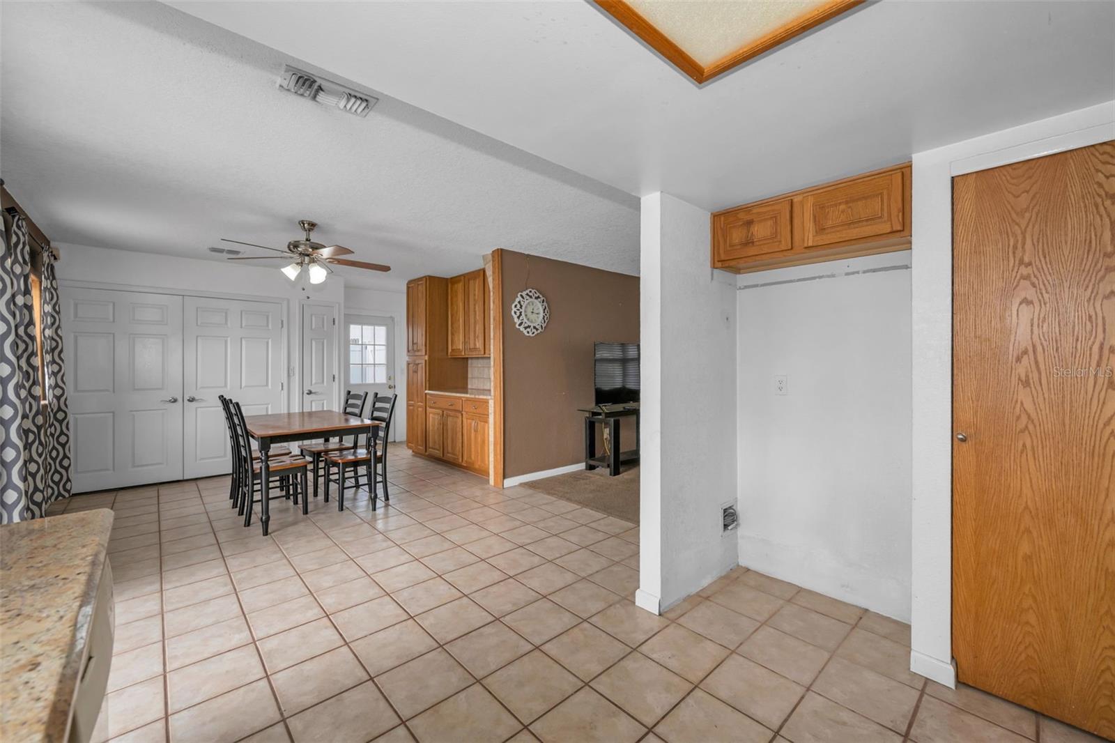 Listing photo id 13 for 8226 Penwood Drive