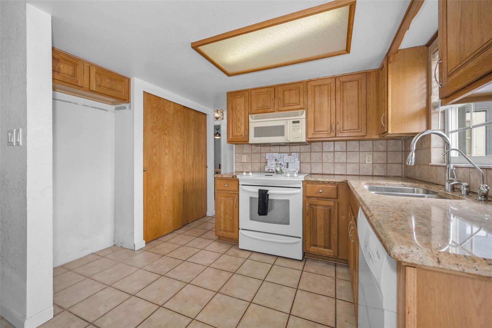 Listing photo id 14 for 8226 Penwood Drive