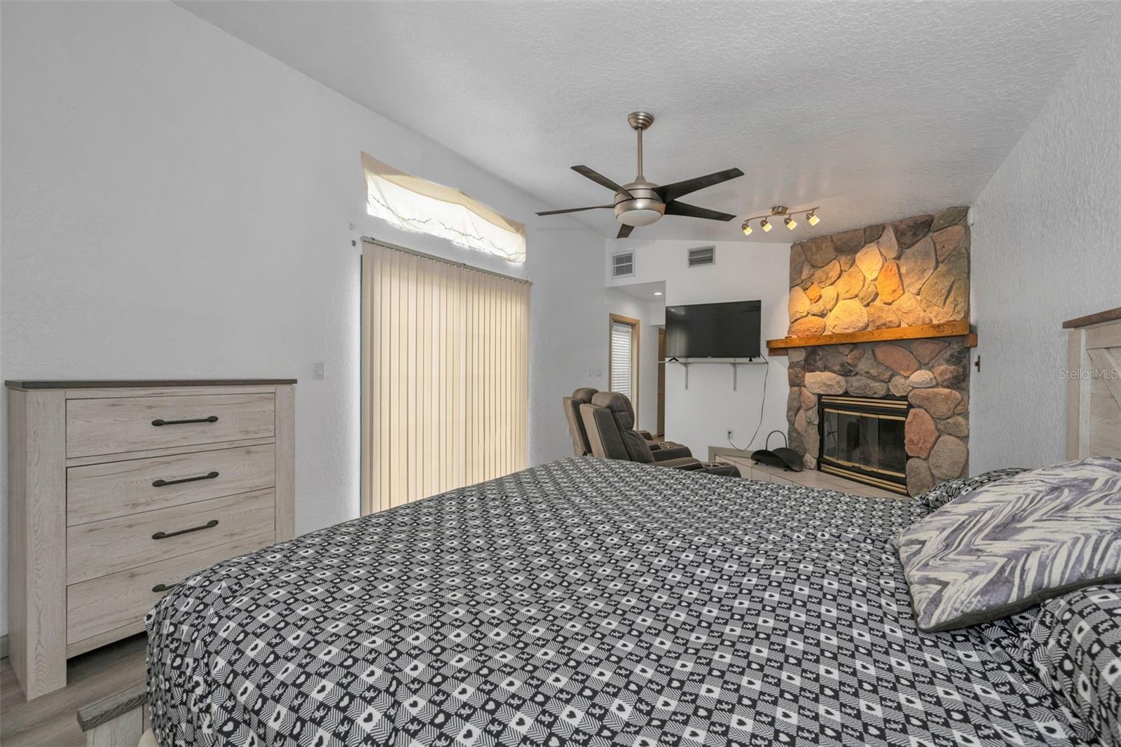 Listing photo id 18 for 8226 Penwood Drive