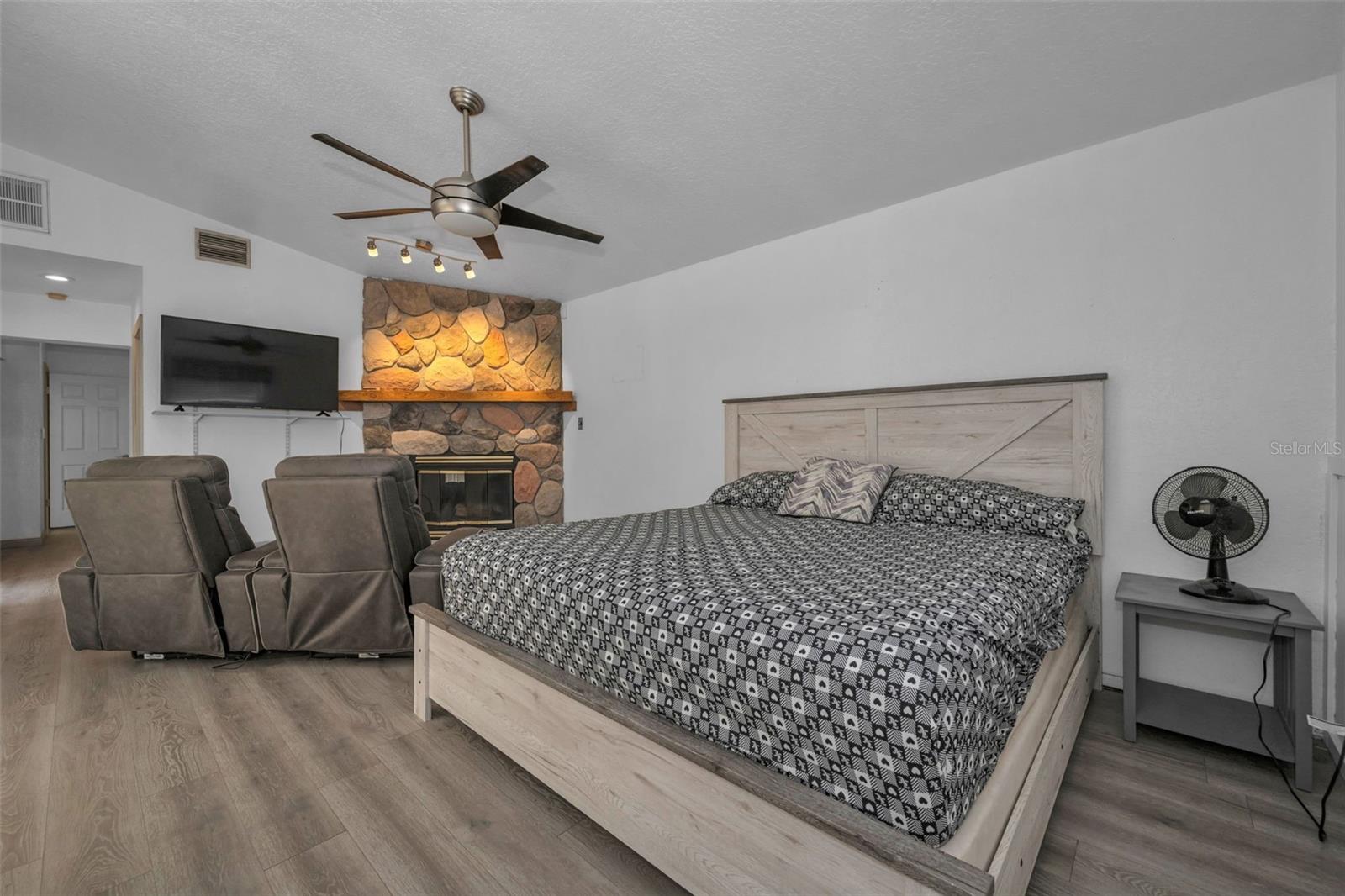 Listing photo id 19 for 8226 Penwood Drive