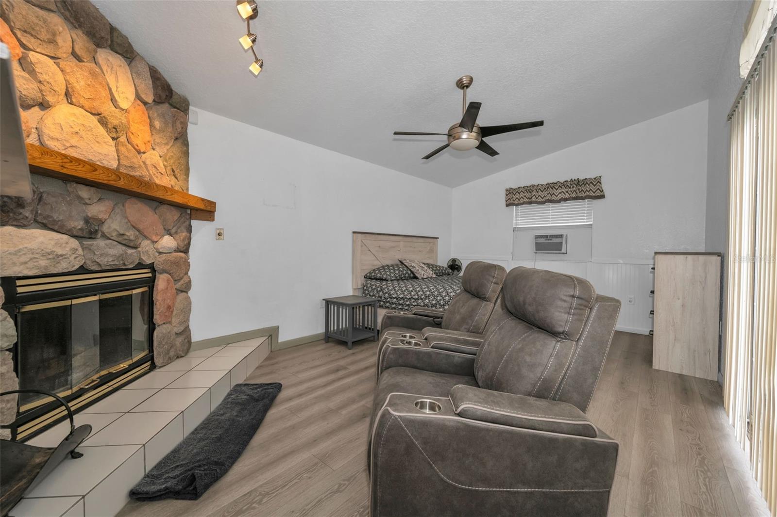 Listing photo id 23 for 8226 Penwood Drive