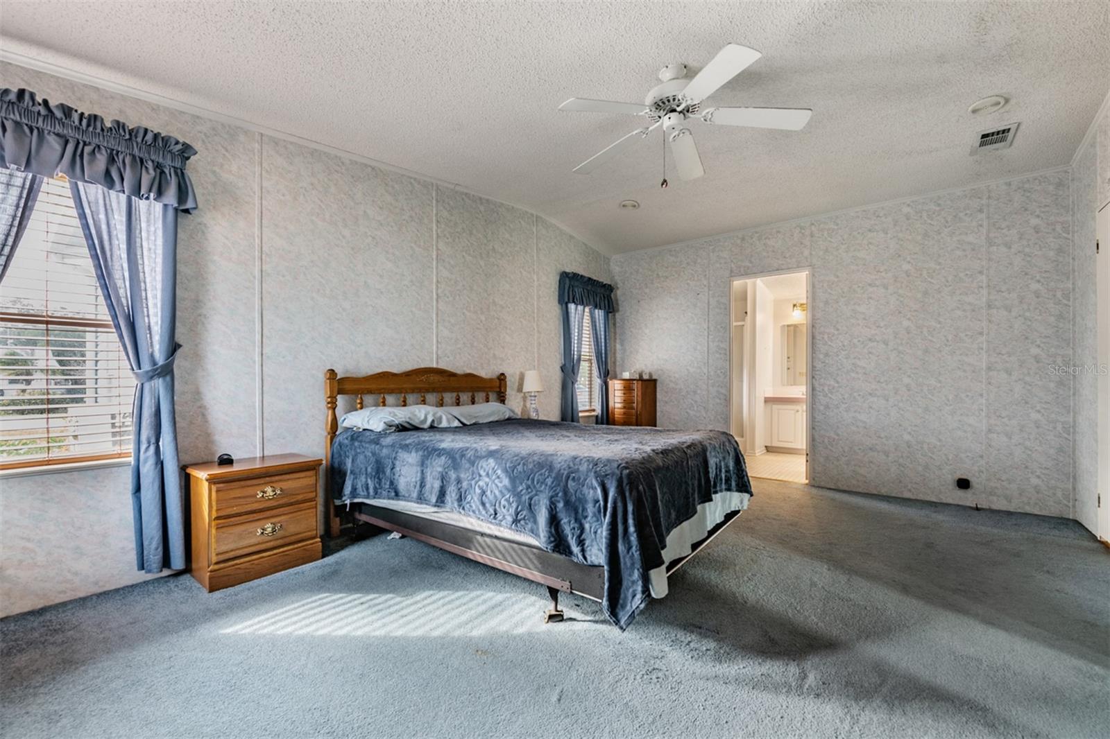 Image 12 of 42 For 6827 Lake Henry Drive Ne