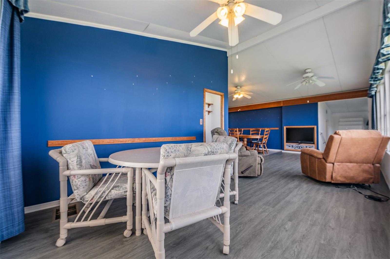 Image 26 of 42 For 6827 Lake Henry Drive Ne