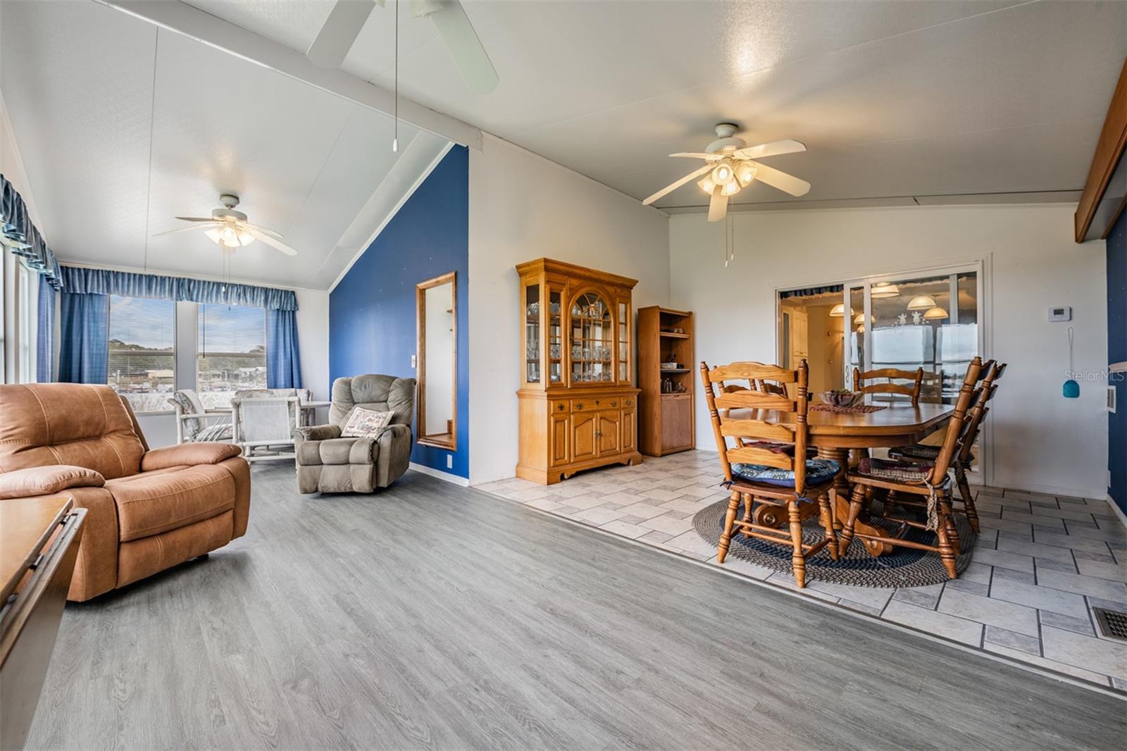 Image 27 of 42 For 6827 Lake Henry Drive Ne