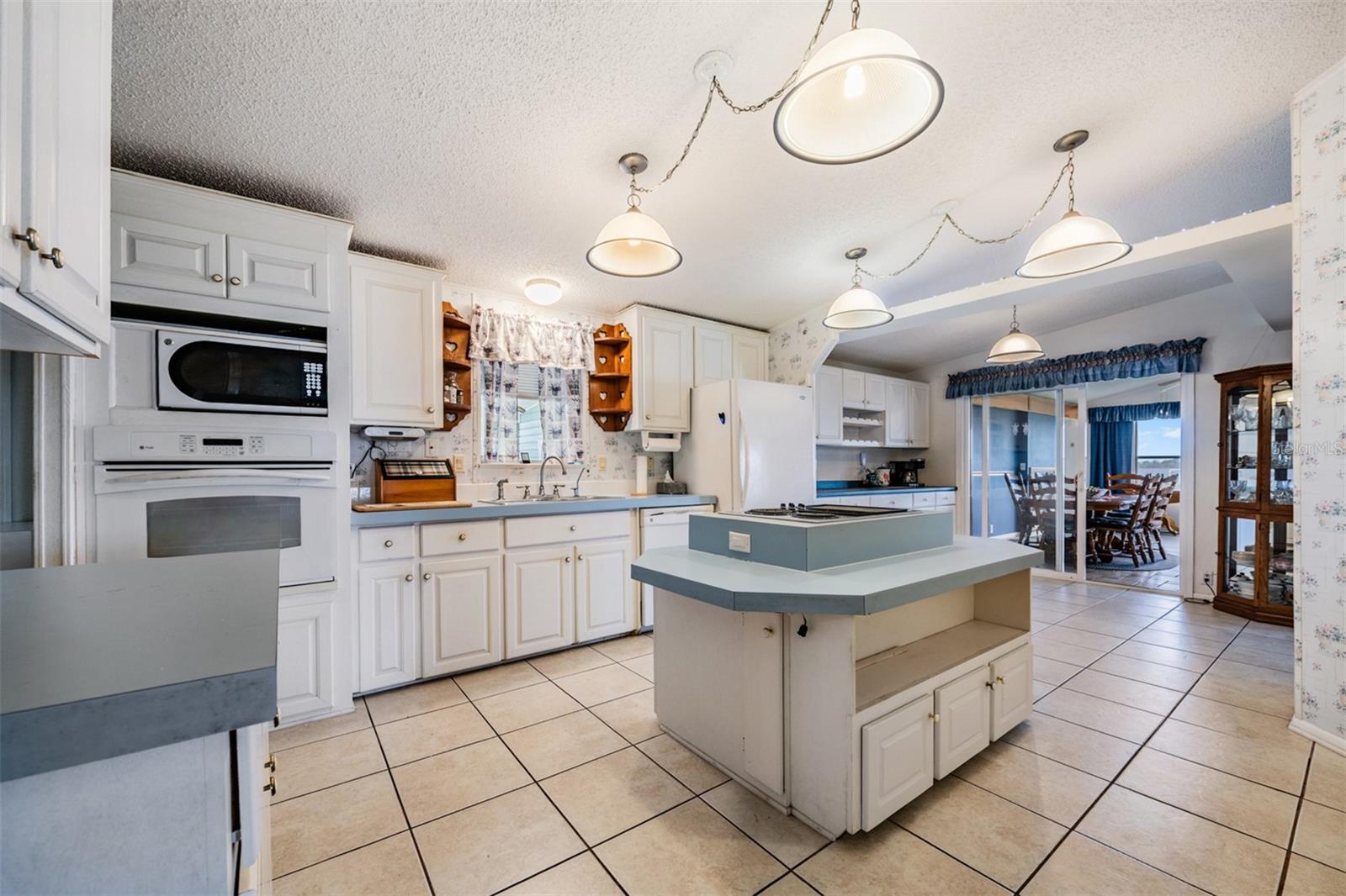 Image 3 of 42 For 6827 Lake Henry Drive Ne