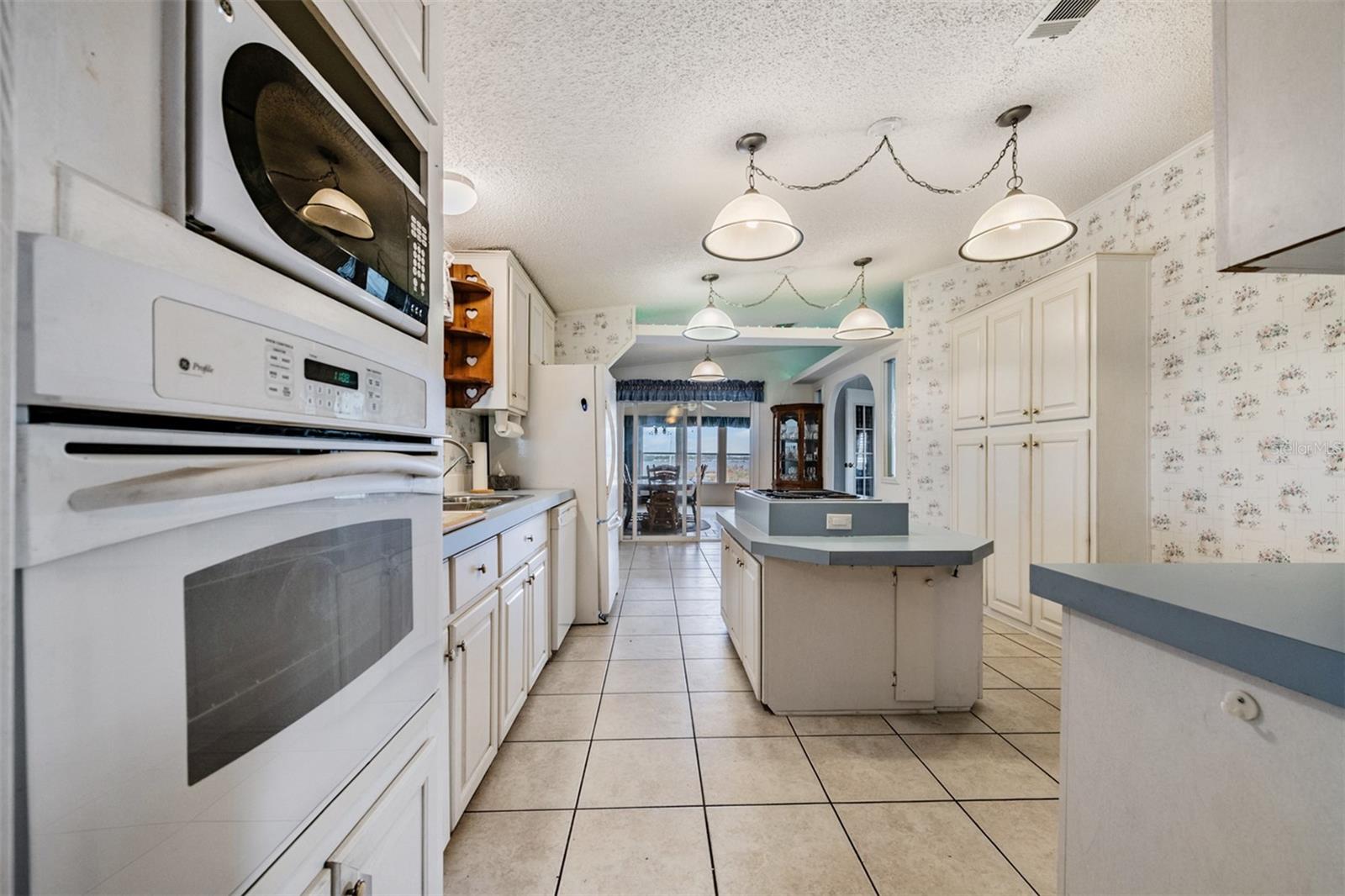 Image 4 of 42 For 6827 Lake Henry Drive Ne