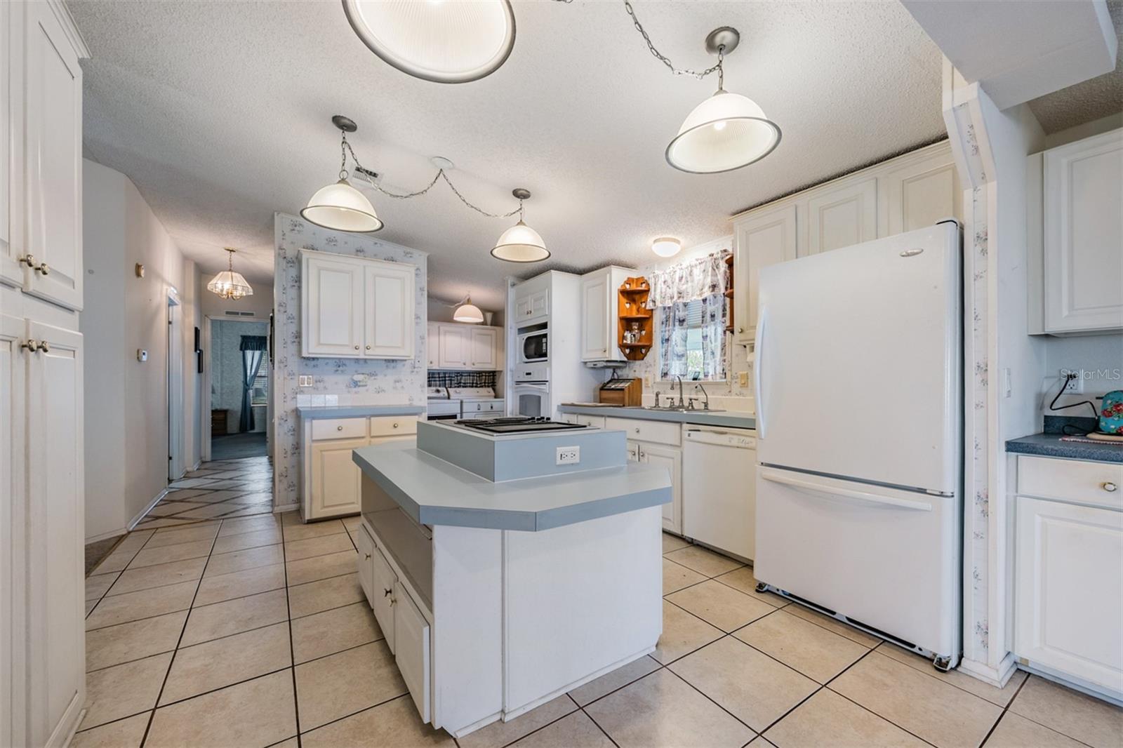 Image 5 of 42 For 6827 Lake Henry Drive Ne