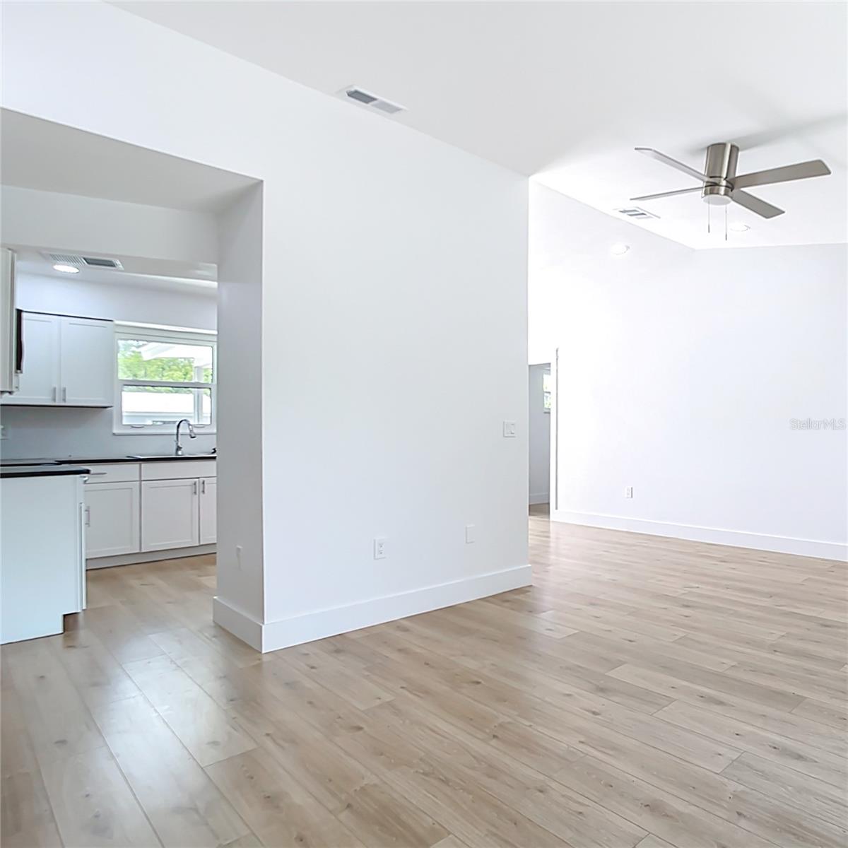 Image 6 of 38 For 7341 Hart Street