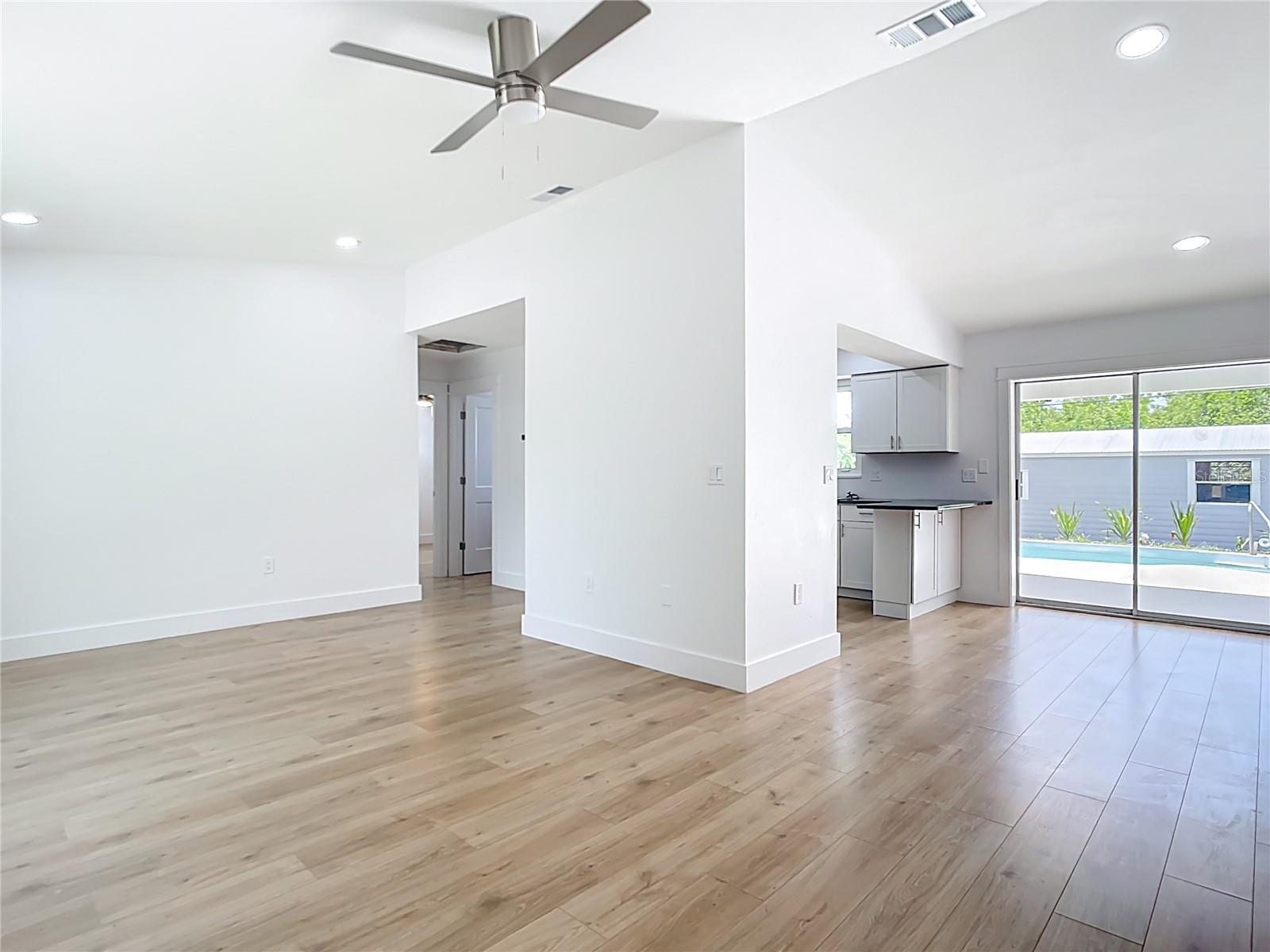 Image 8 of 38 For 7341 Hart Street