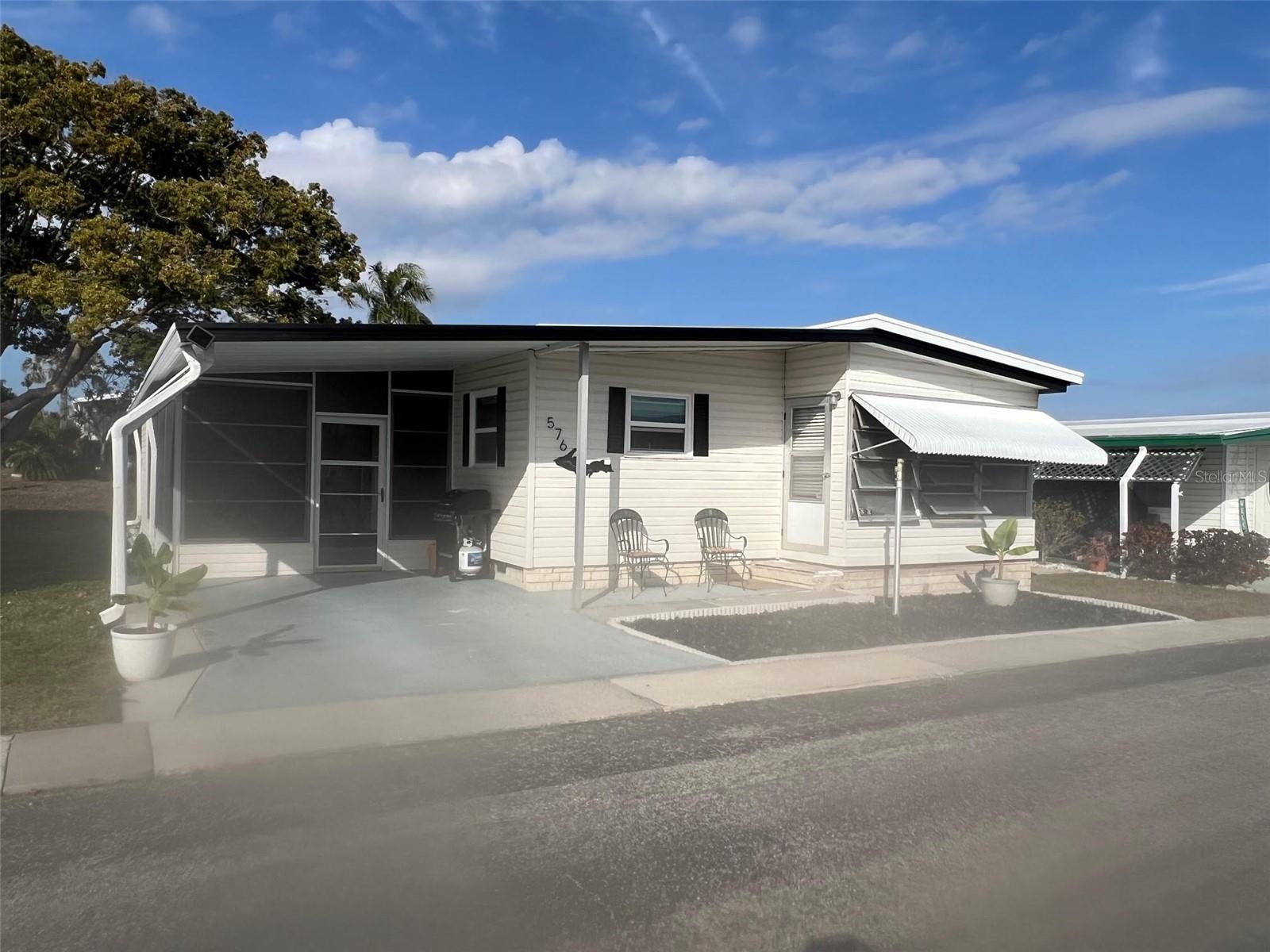 Image 3 of 32 For 576 Queen Palm Street