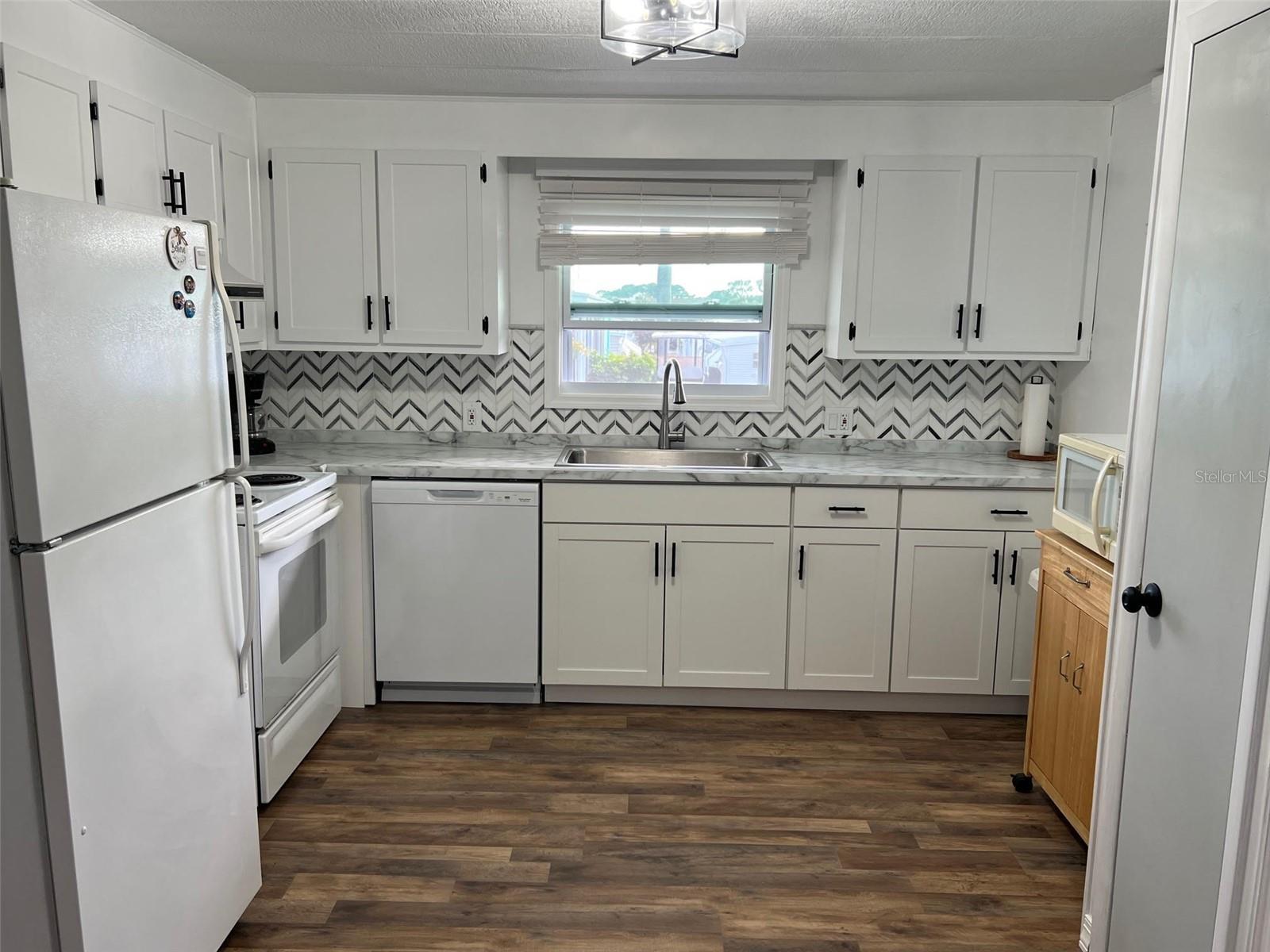 Image 4 of 32 For 576 Queen Palm Street