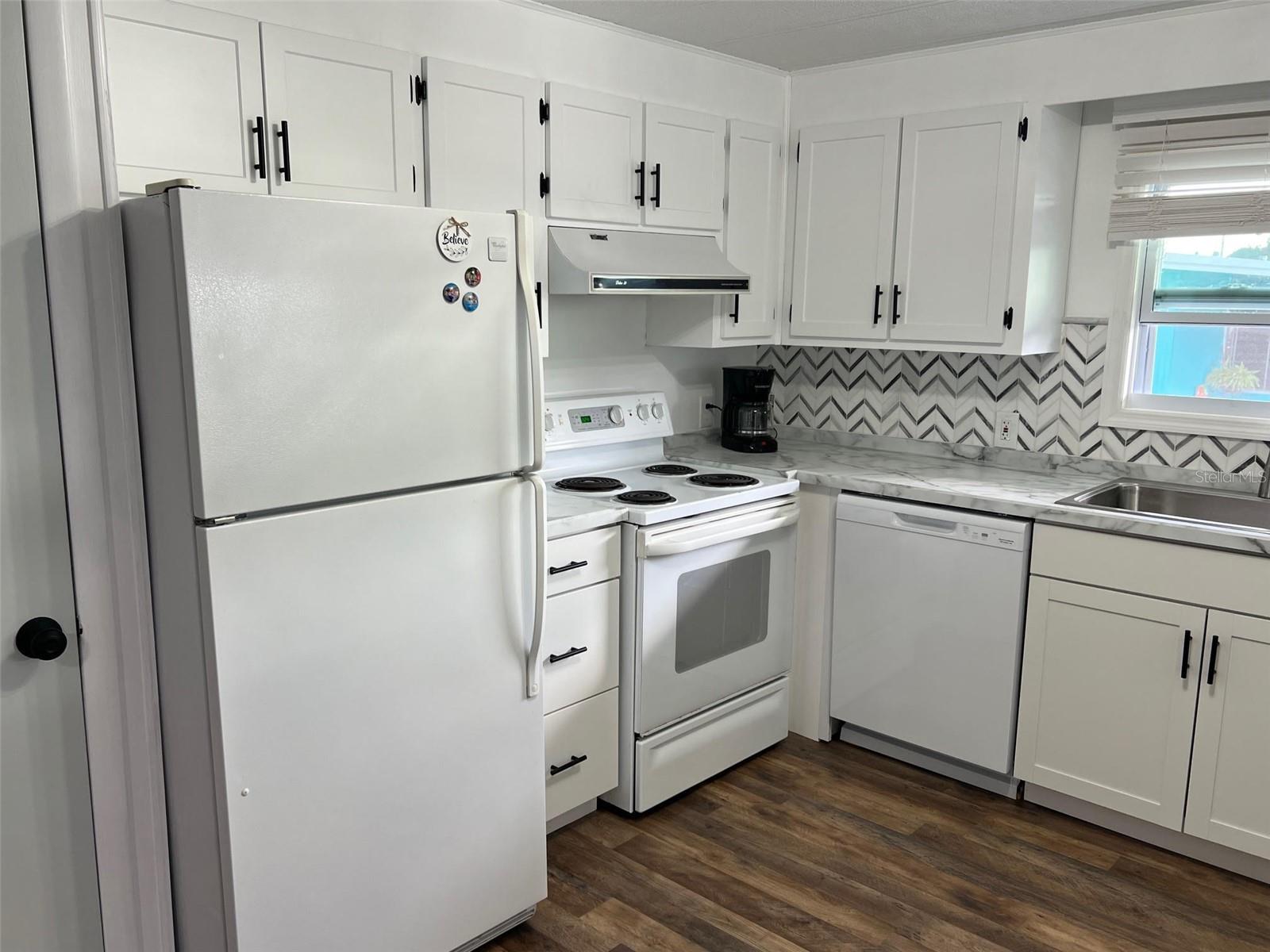 Image 5 of 32 For 576 Queen Palm Street