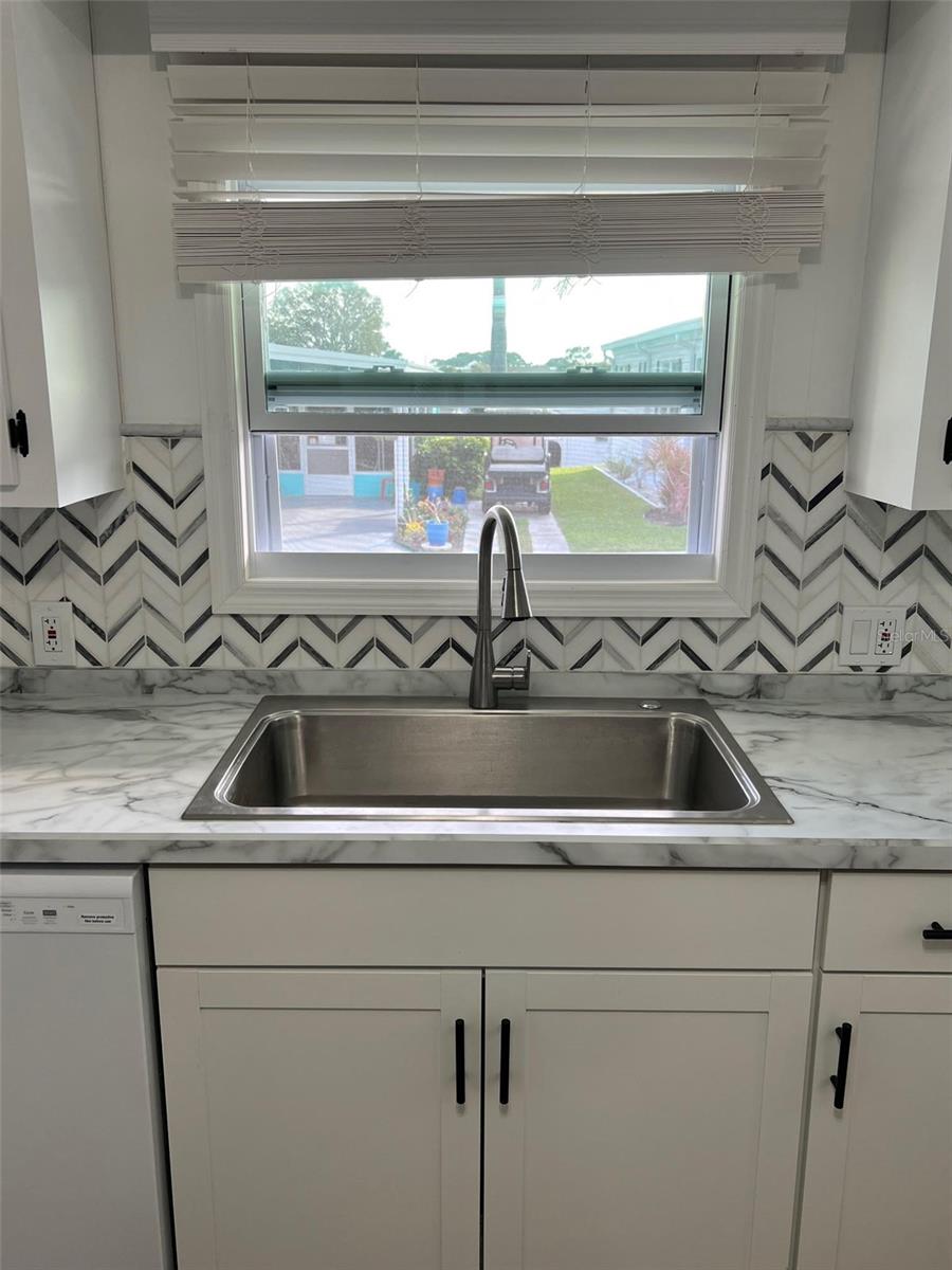 Image 7 of 32 For 576 Queen Palm Street