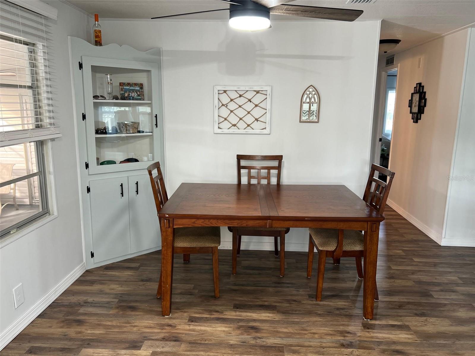 Image 8 of 32 For 576 Queen Palm Street