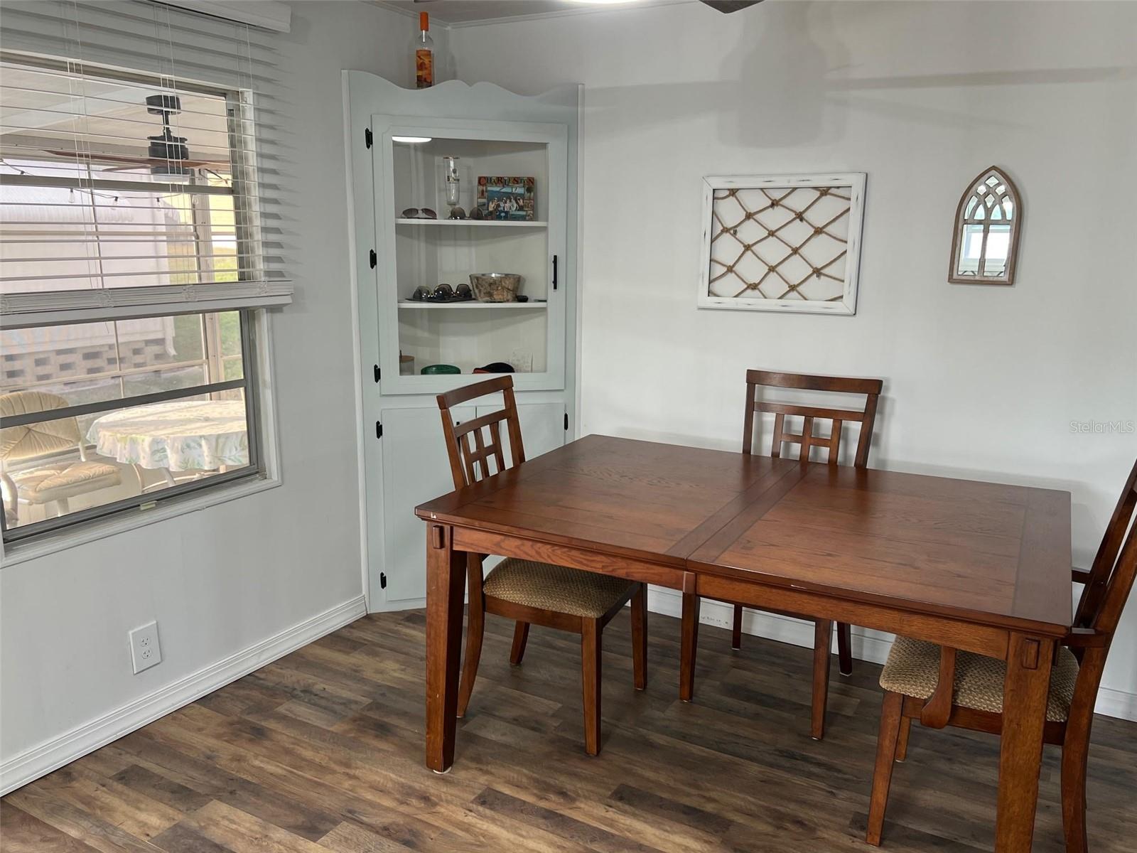 Image 9 of 32 For 576 Queen Palm Street