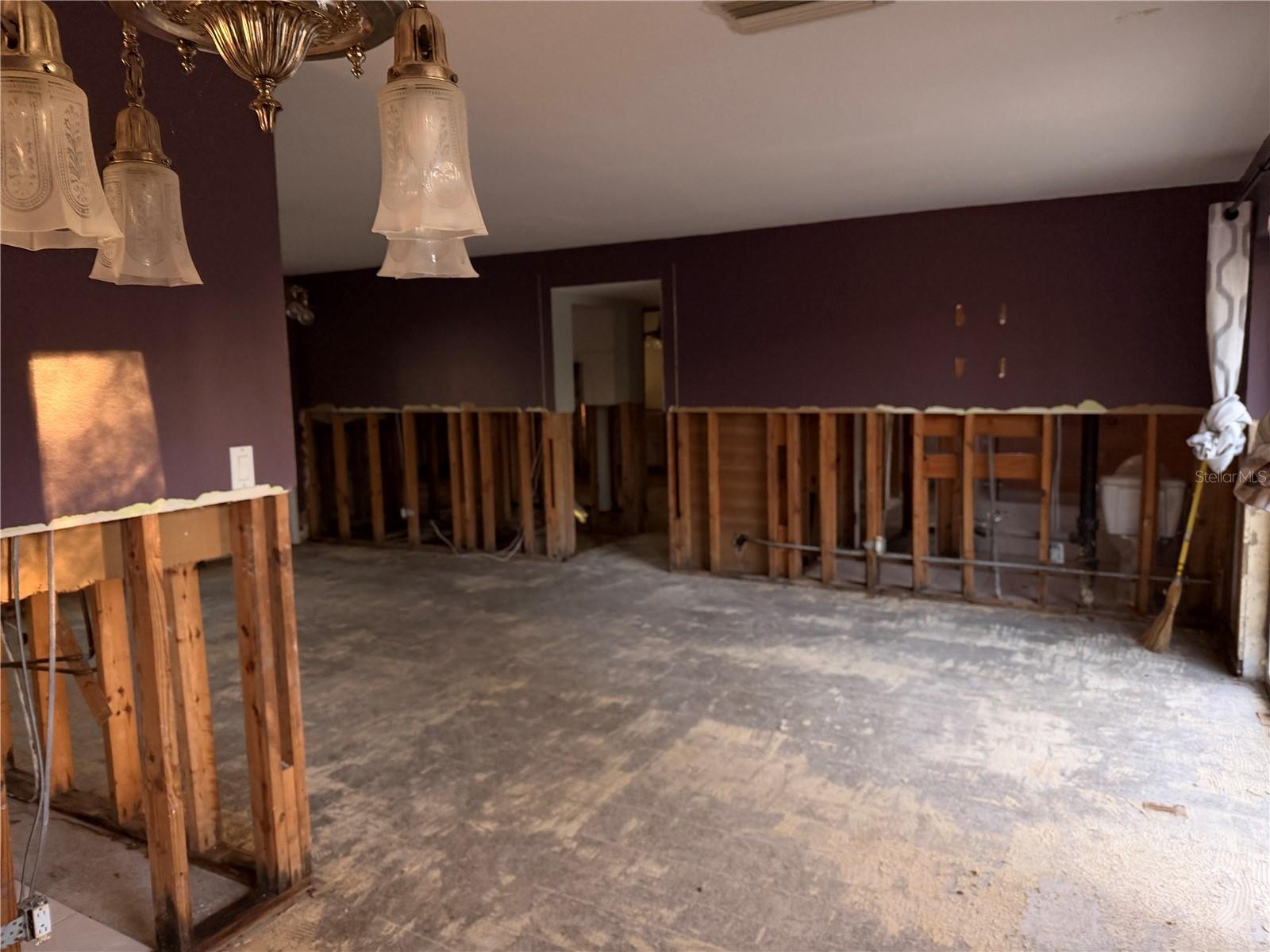 Listing photo id 2 for 4509 Renellie Drive