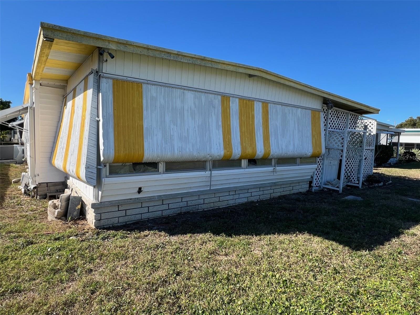 Image 2 of 4 For 61 Thatch Palm Street W