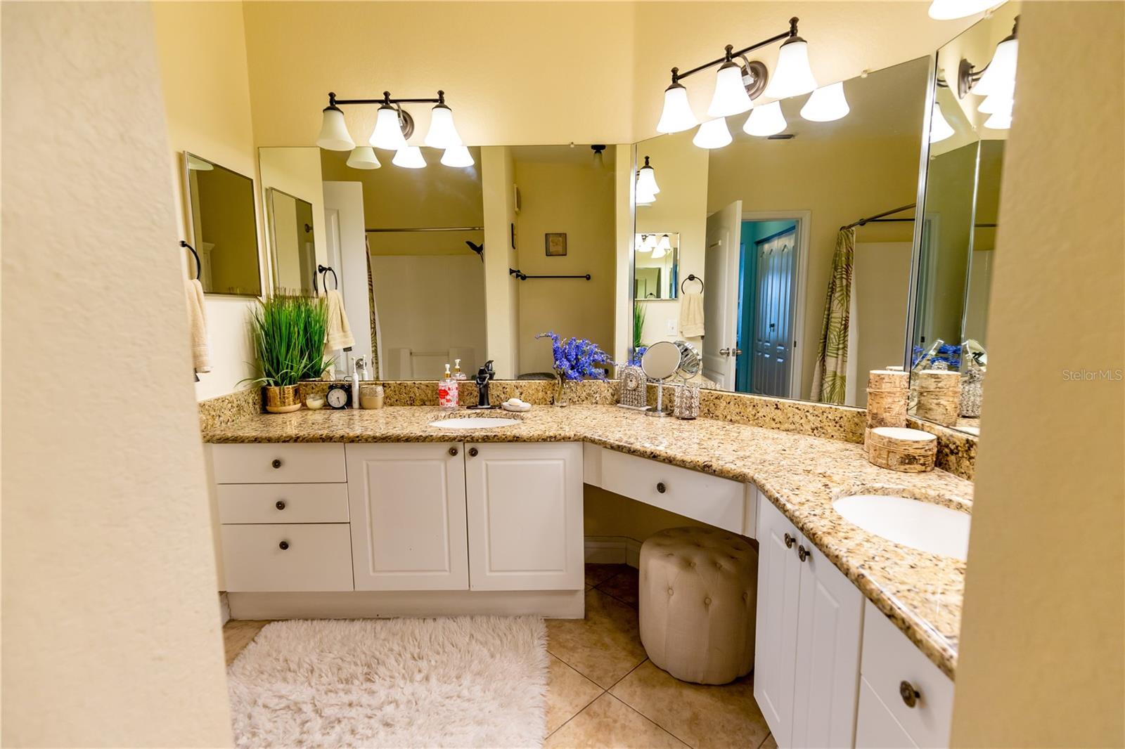 Image 23 of 33 For 2724 Via Murano 639