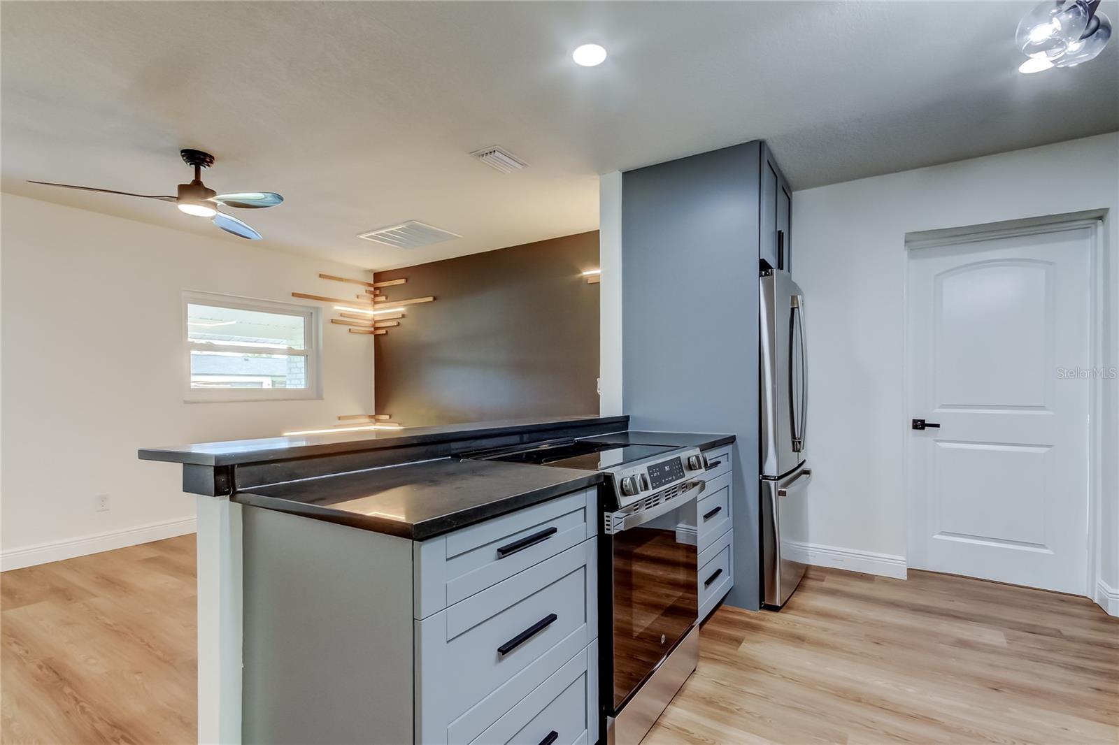 Image 7 of 28 For 8722 Elmwood Lane