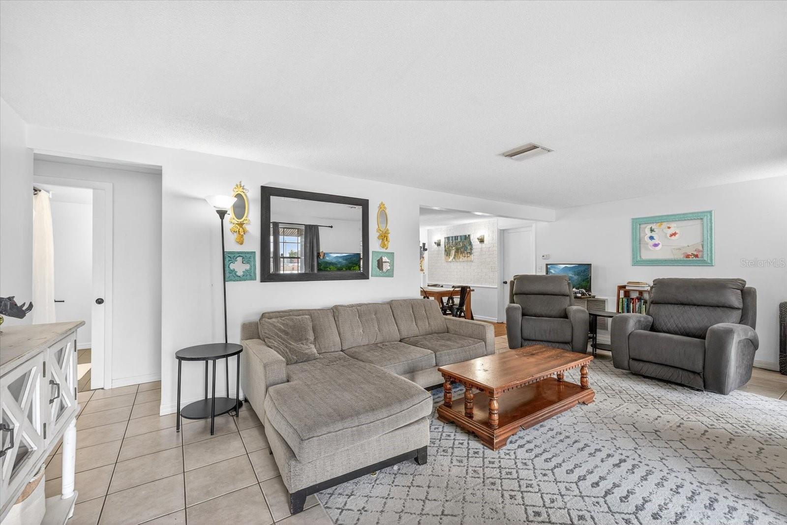 Image 11 of 25 For 5404 Front Drive