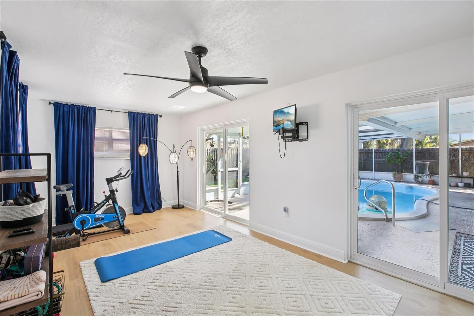 Listing photo id 8 for 8391 59th Lane N