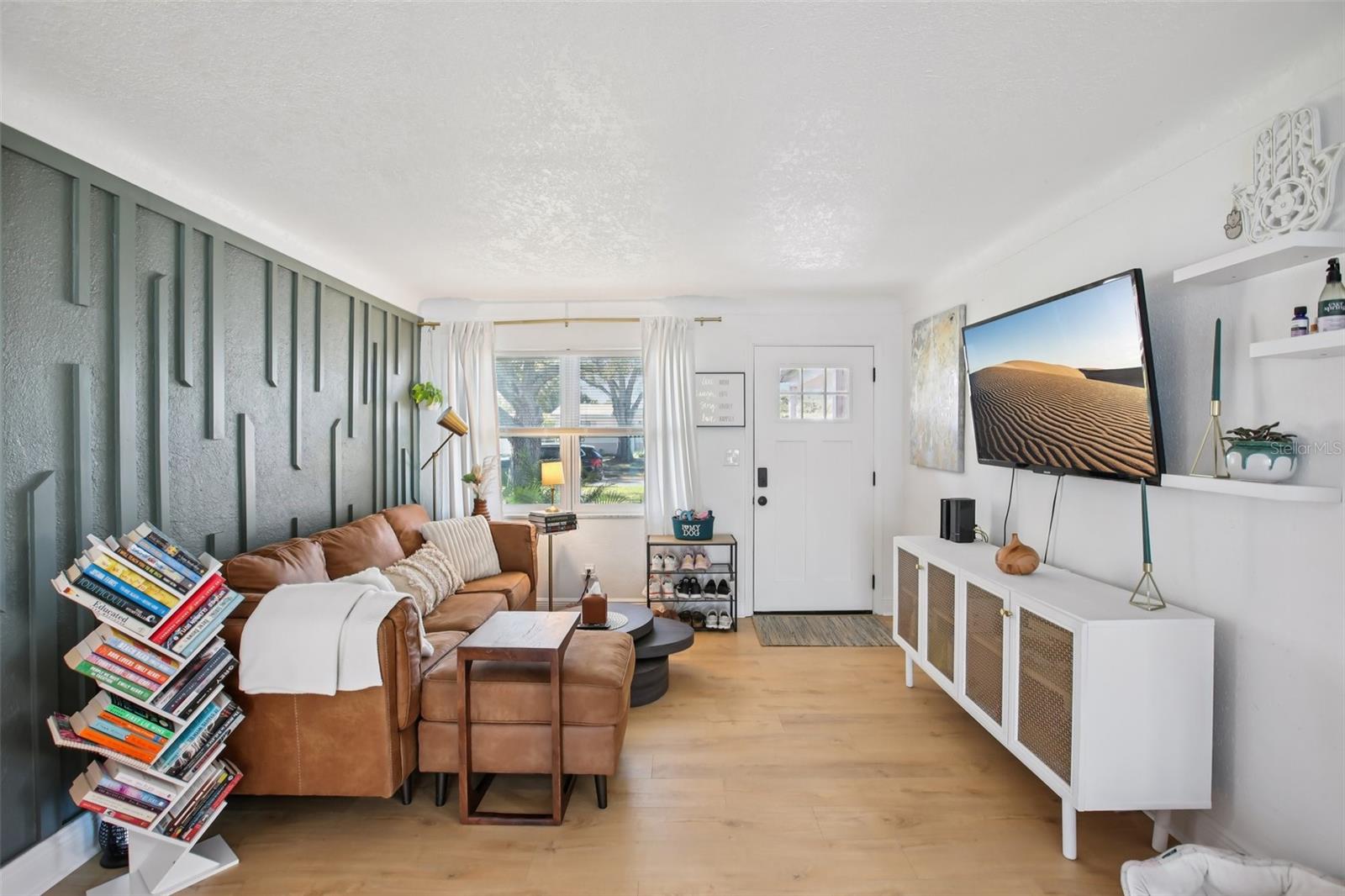 Listing photo id 2 for 8391 59th Lane N